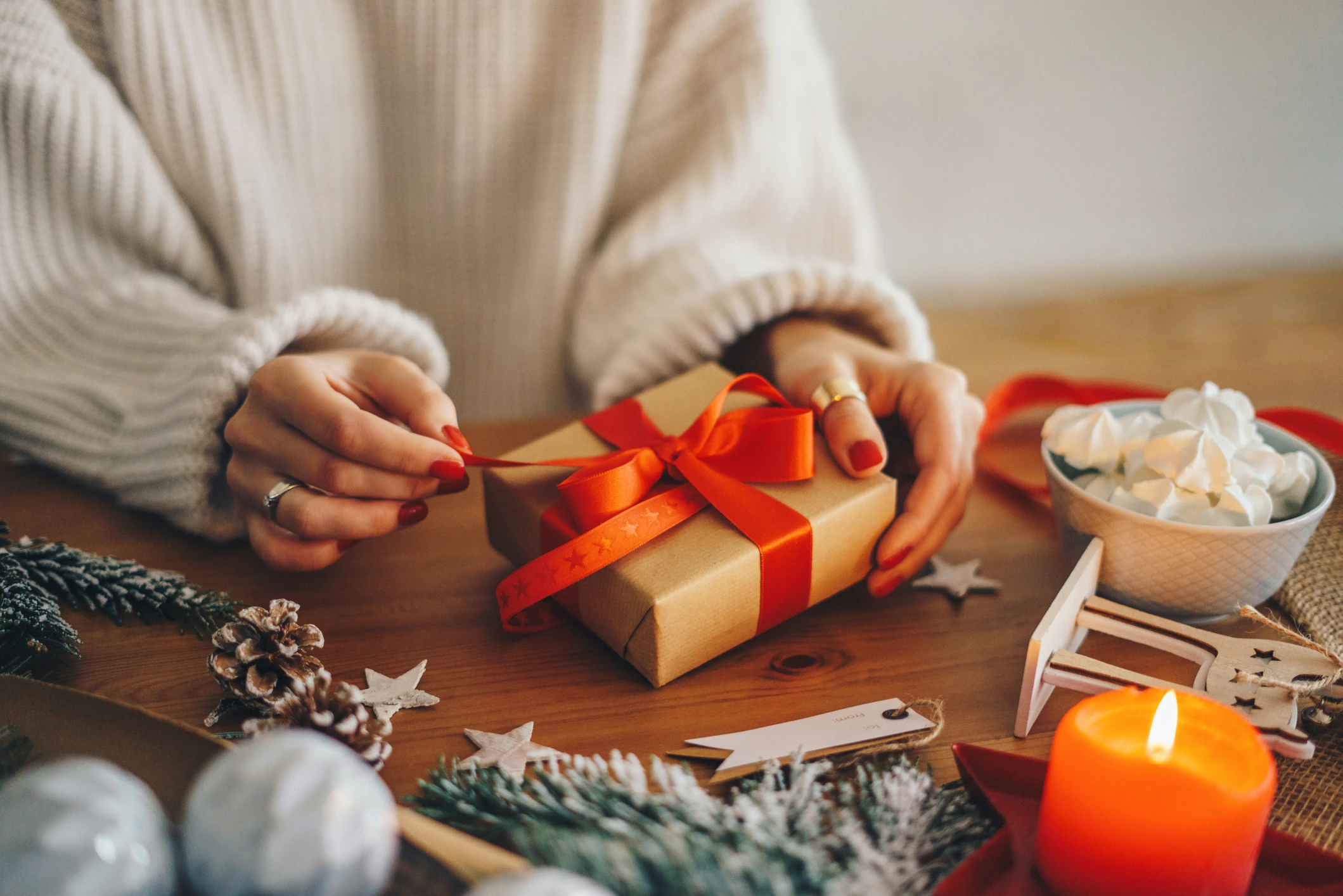 Frau, die ein Weihnachtsgeschenk verpackt
