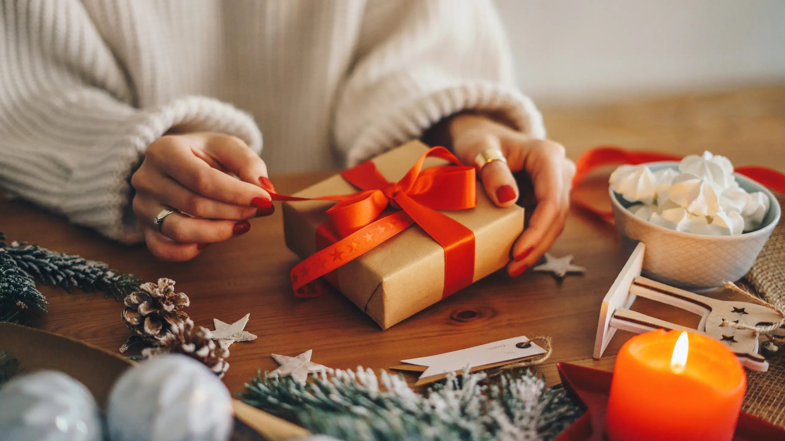 Frau, die ein Weihnachtsgeschenk verpackt