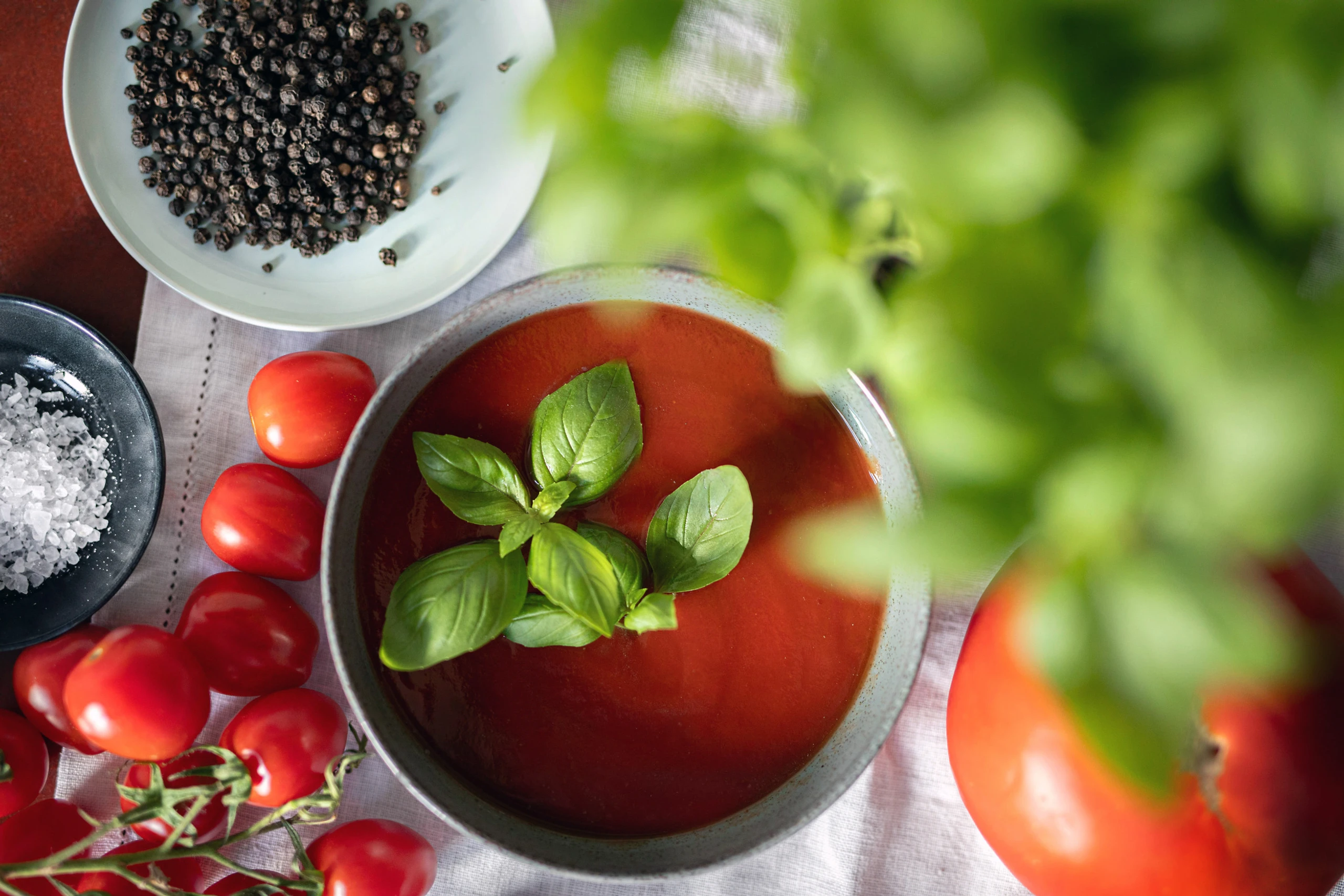 Tomatensauce mit verschiedenen Zutaten