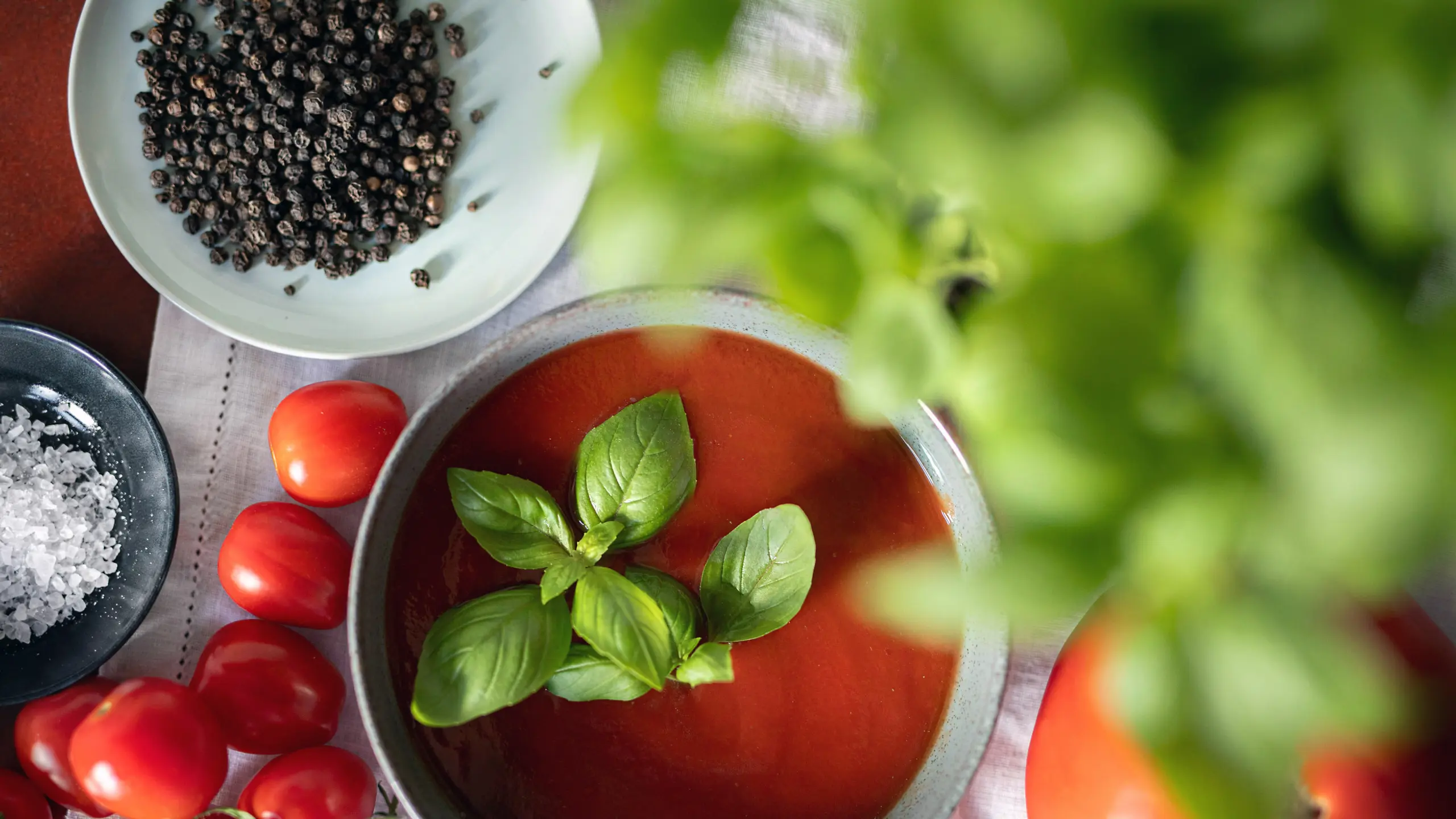 Tomatensauce mit verschiedenen Zutaten