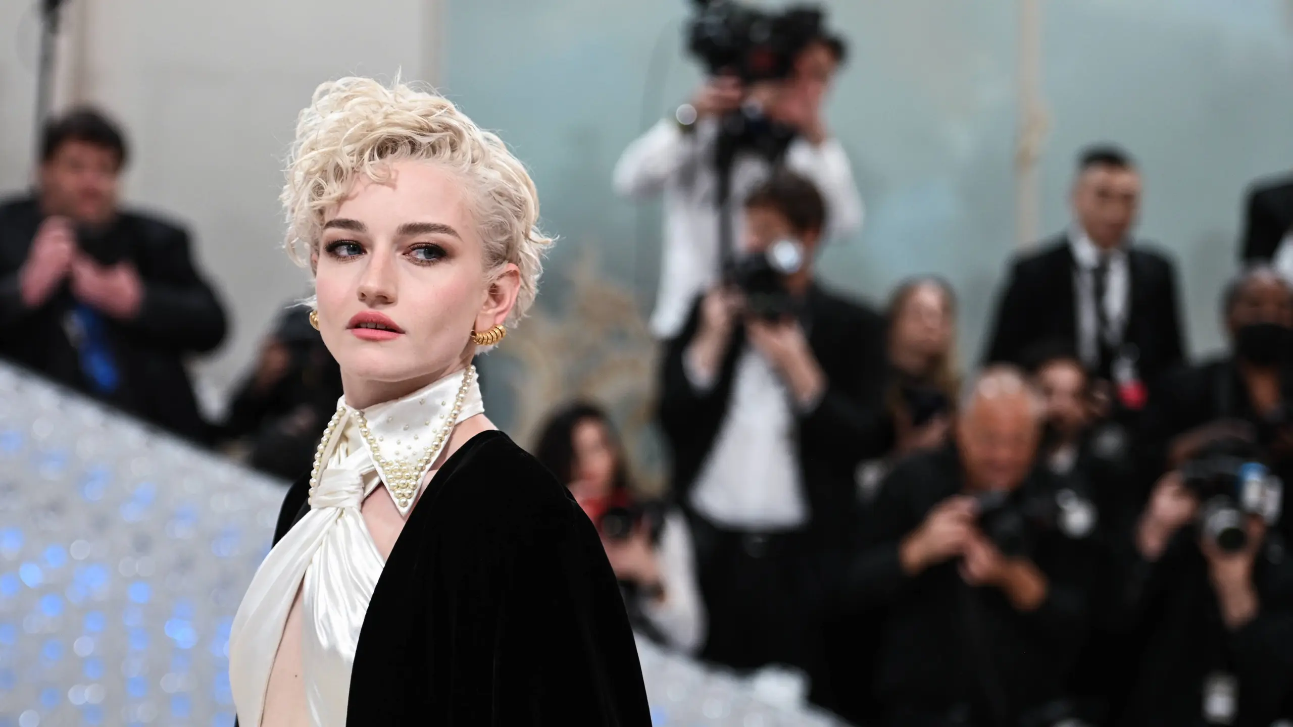 Julia Garner mit Frisur kurzes Haar 2024