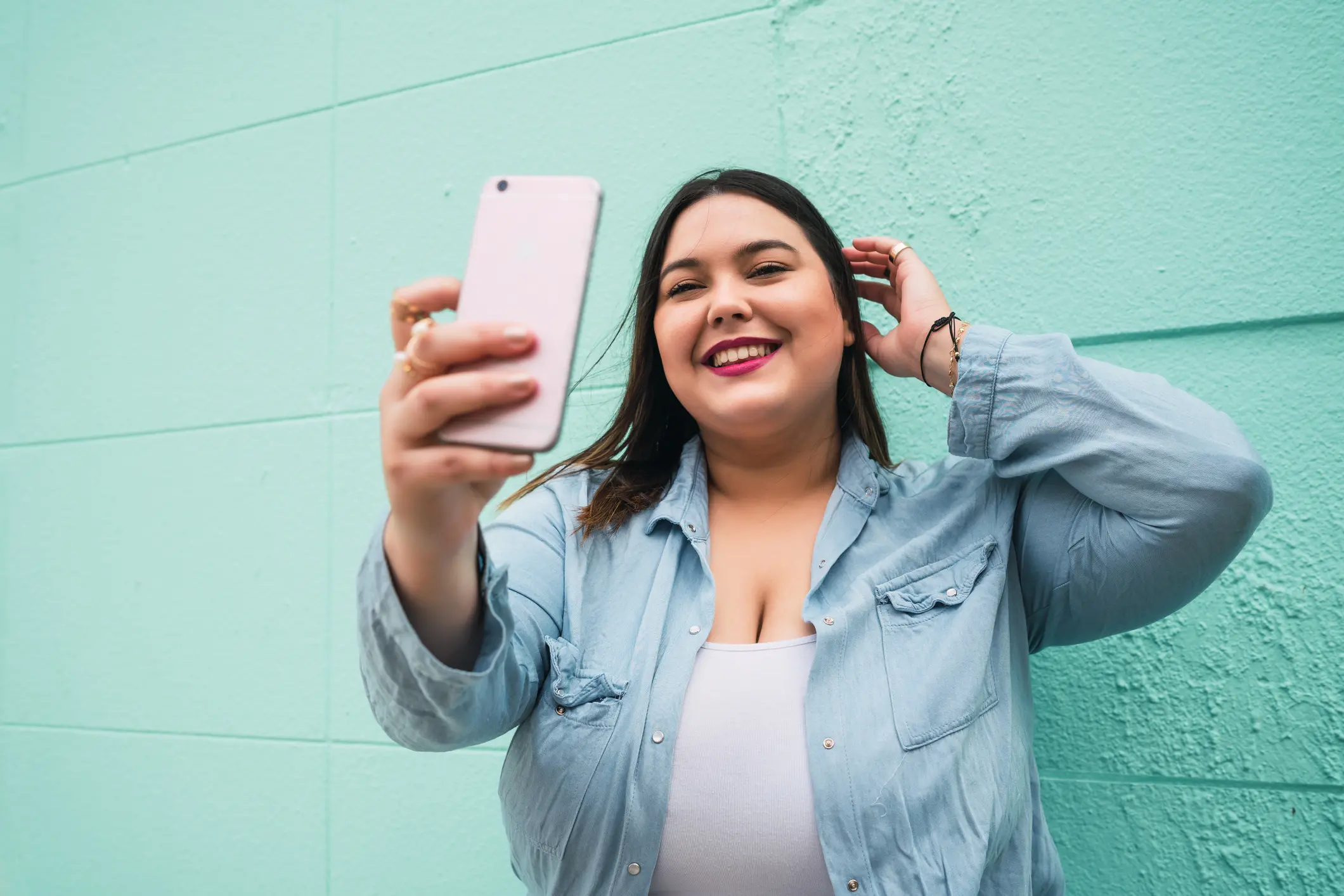 Frau, die mit einem Handy ein Selfie von sich macht