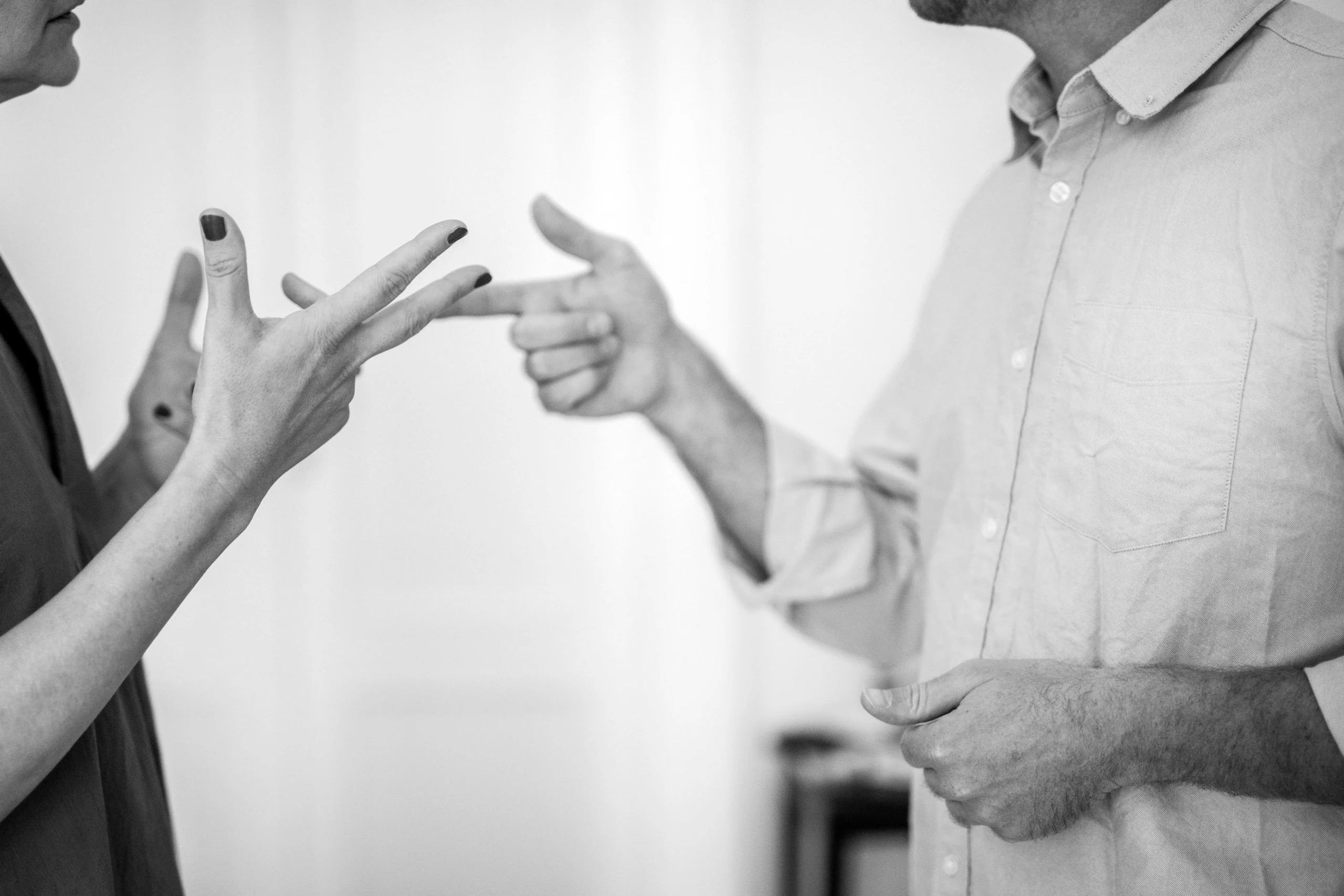 Frau und Mann, die miteinander streiten