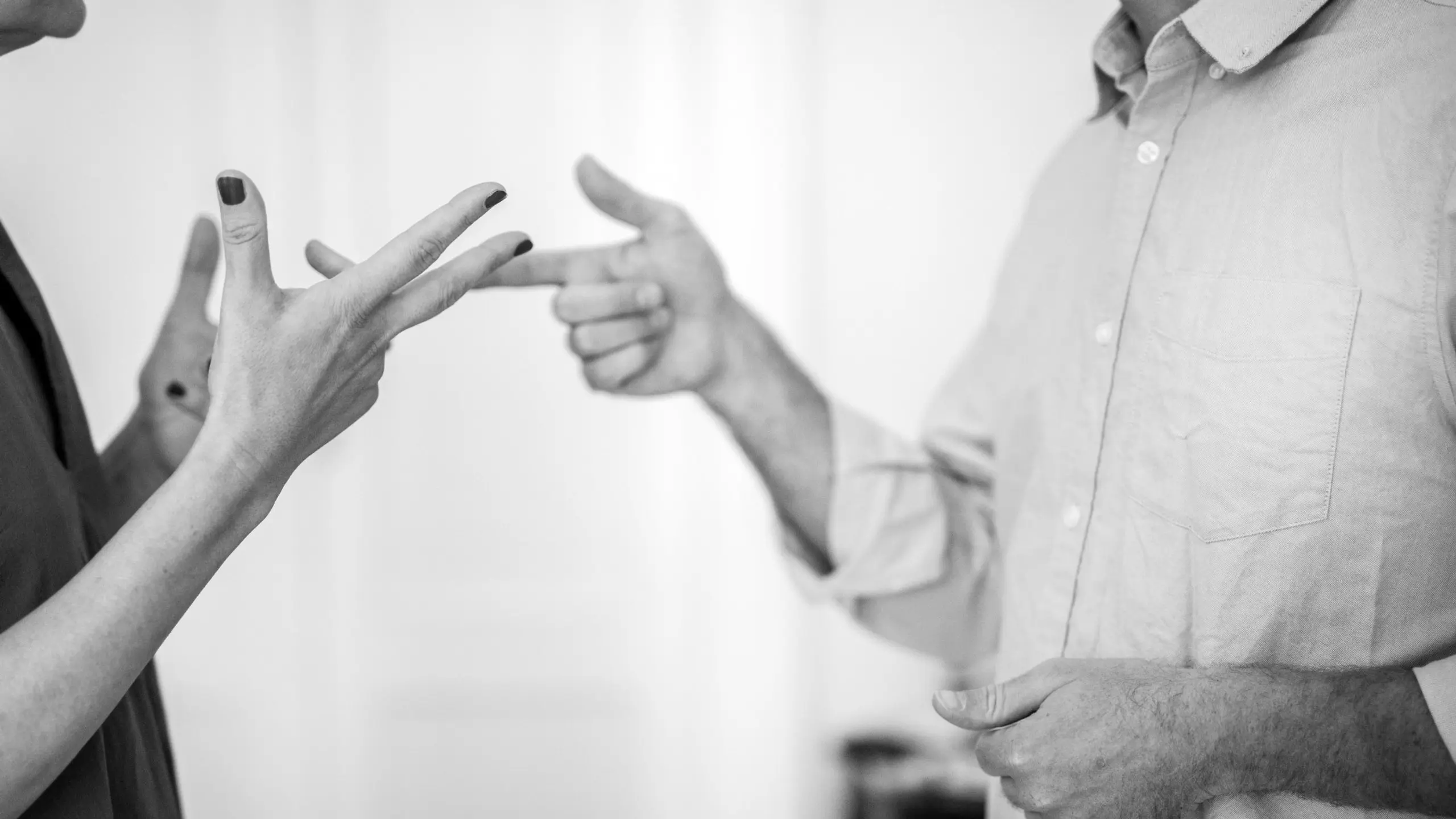 Frau und Mann, die miteinander streiten