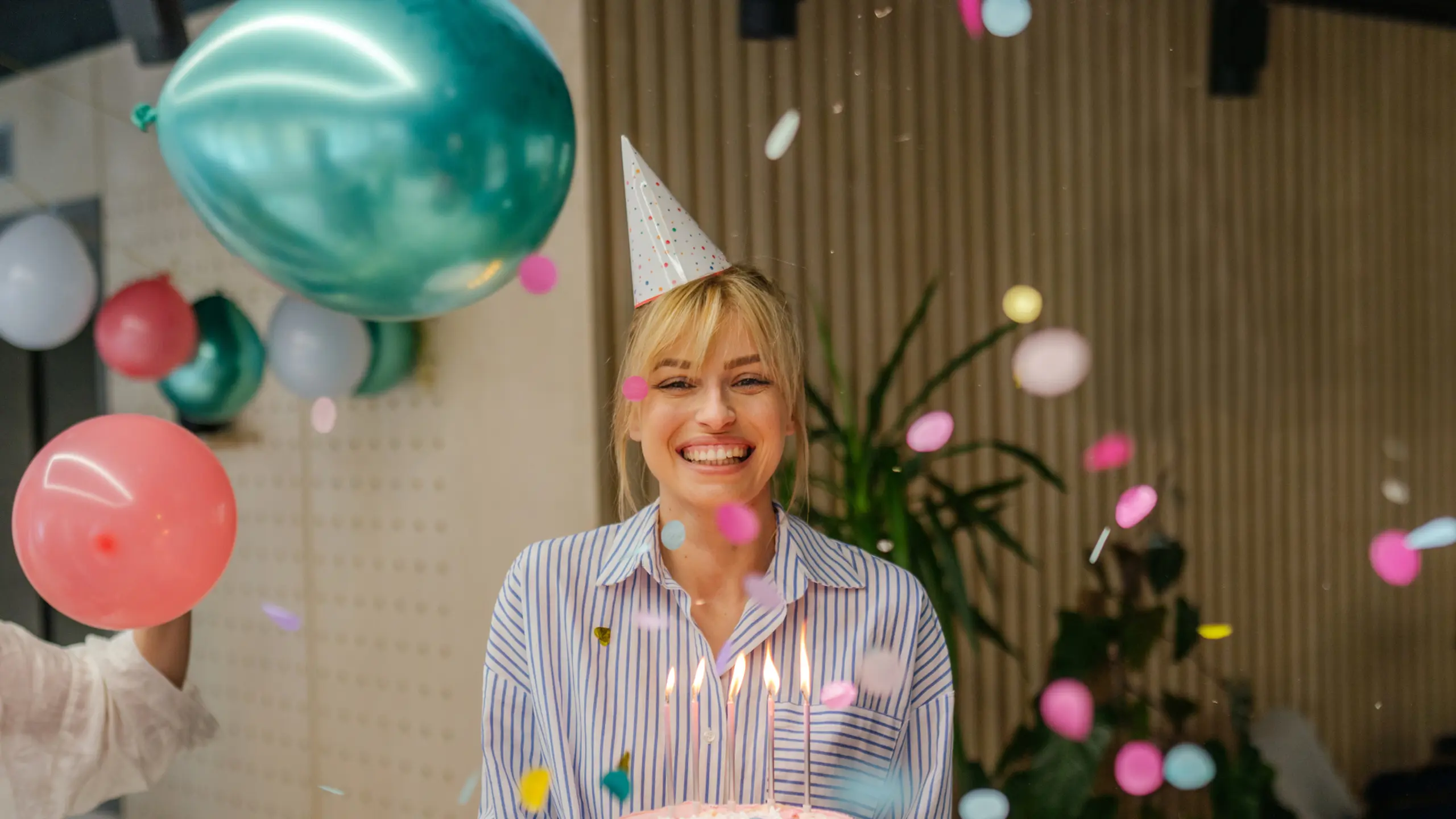 Frau, die eine Geburtstagstorte trägt