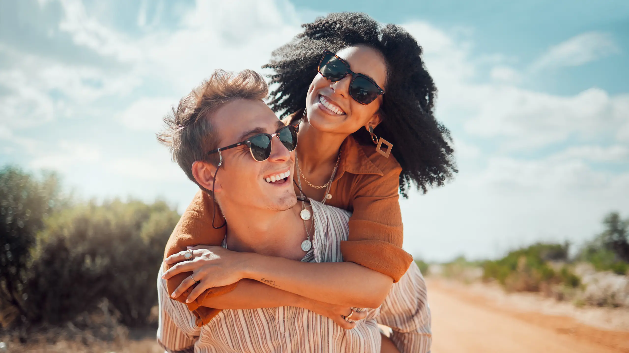 Paar, das sich lachend umarmt