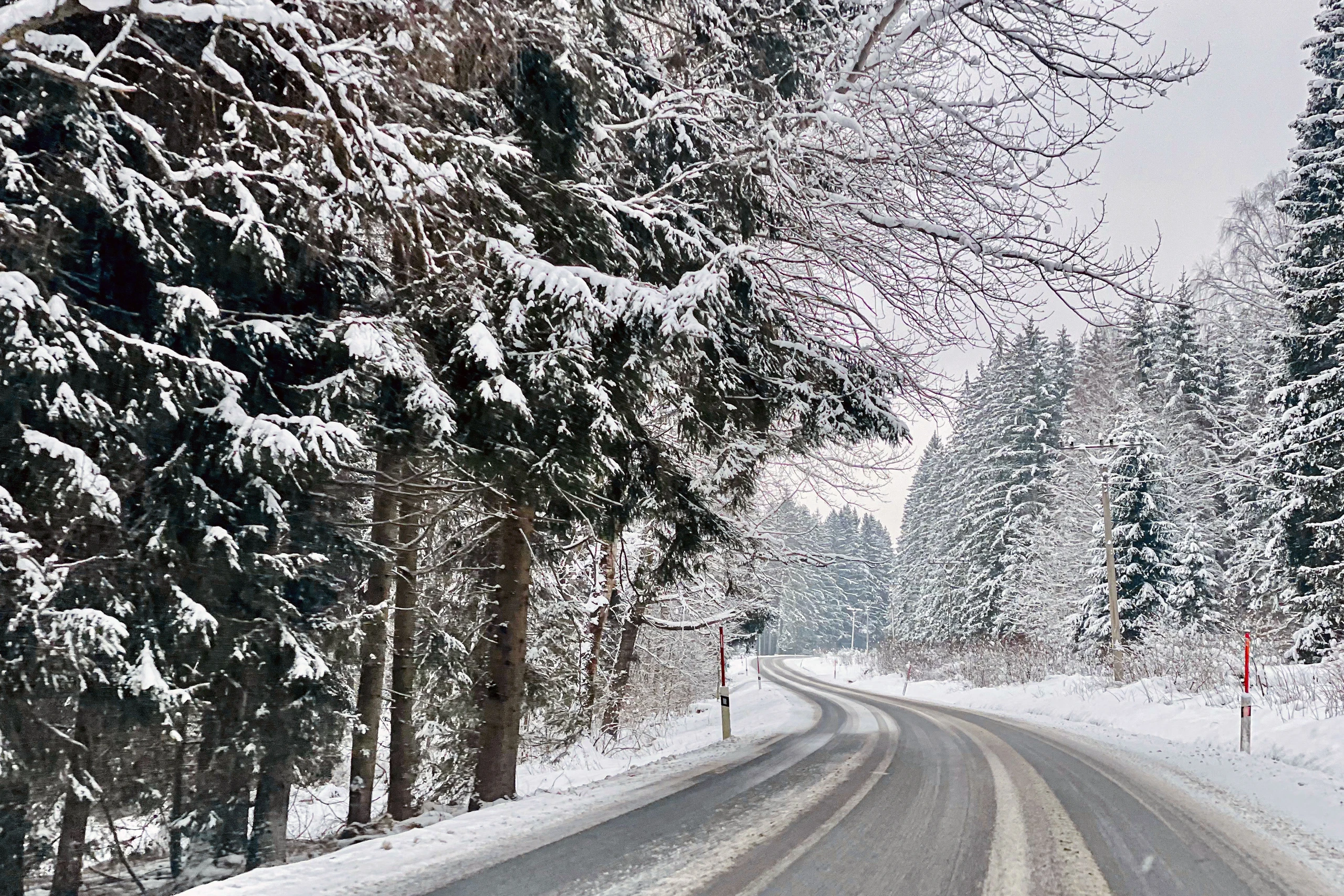 Ohne Winterreifen unterwegs: Bis zu 5.000 Euro Strafe drohen [Österreich]