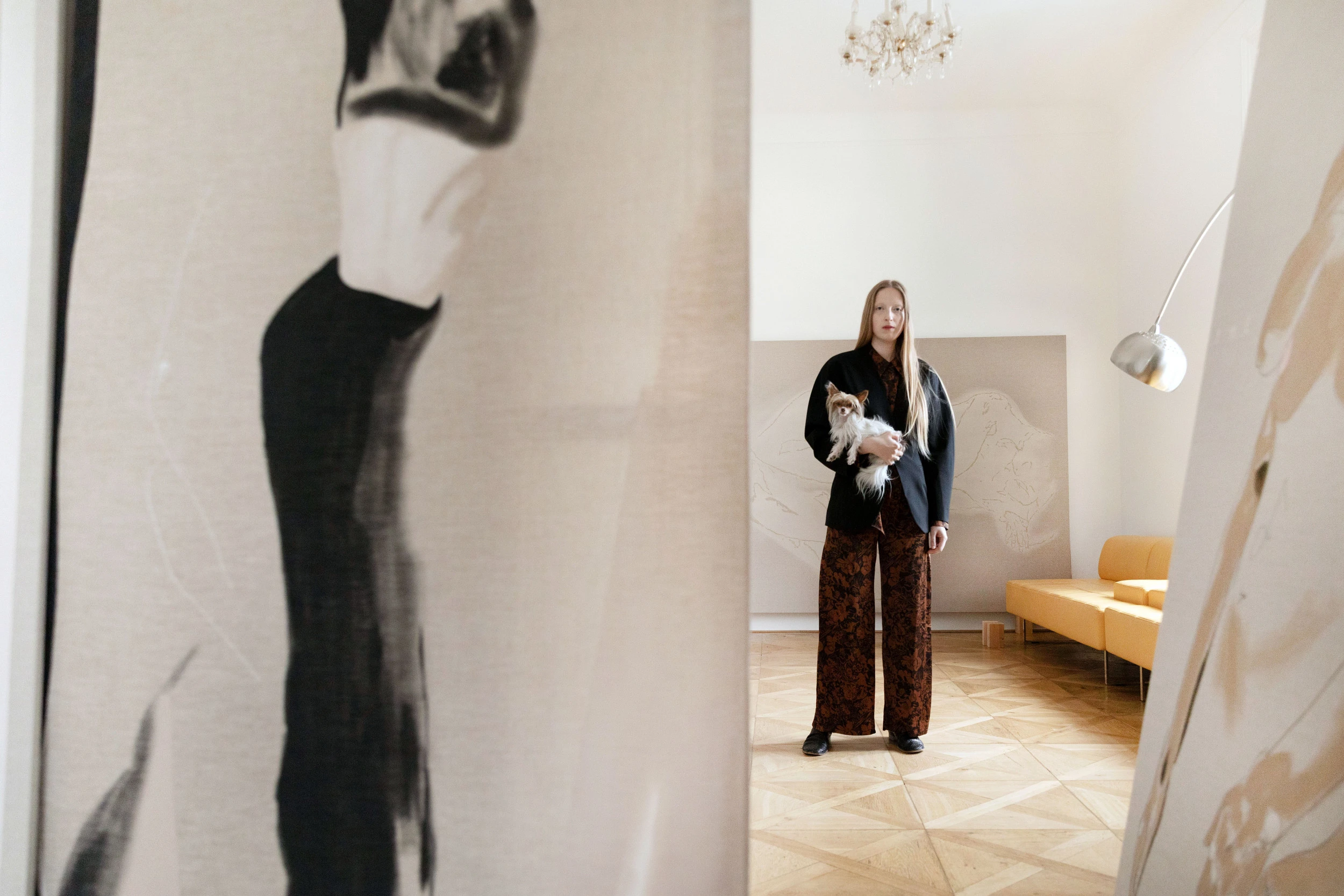 Die Wiener Künstler:in Anouk Lamm Anouk in ihrer Wohnung, die gleichzeitig auch als Atelier dient