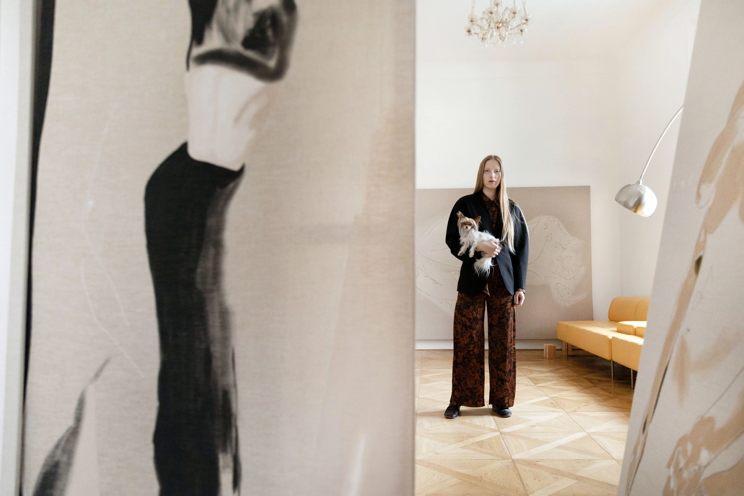 Die Wiener Künstler:in Anouk Lamm Anouk in ihrer Wohnung, die gleichzeitig auch als Atelier dient