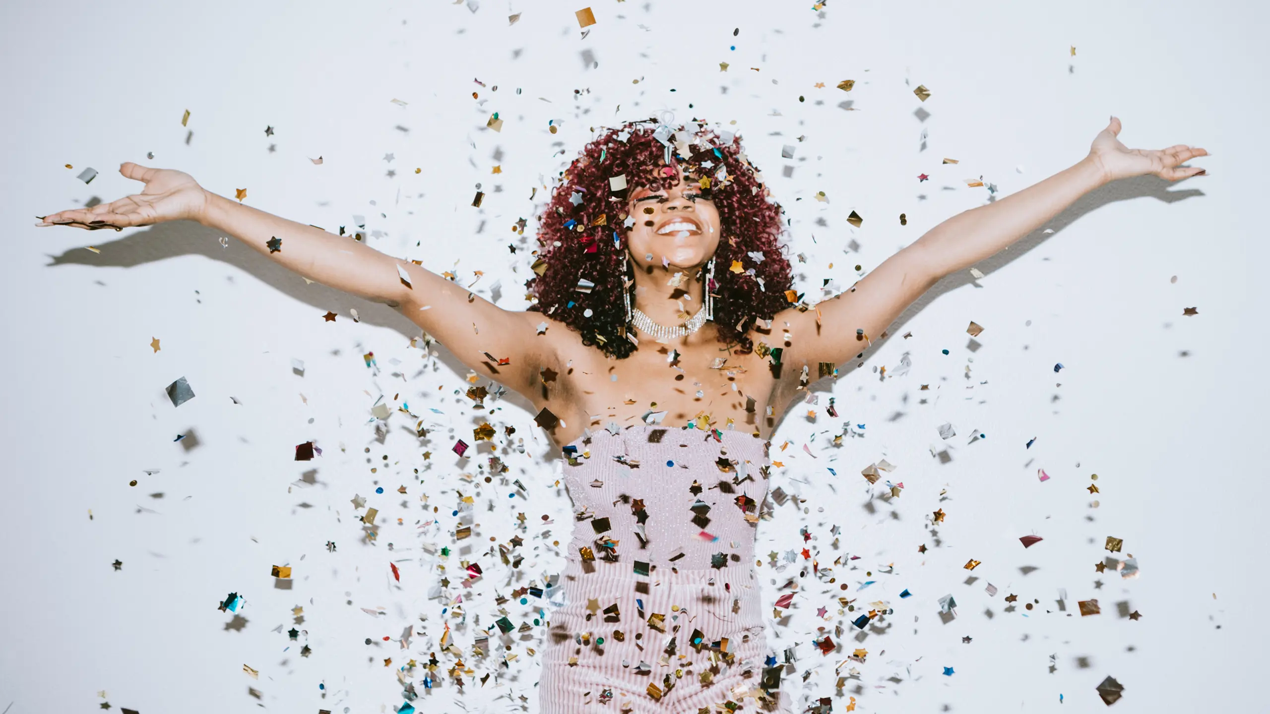 Frau mit erhobenen Armen