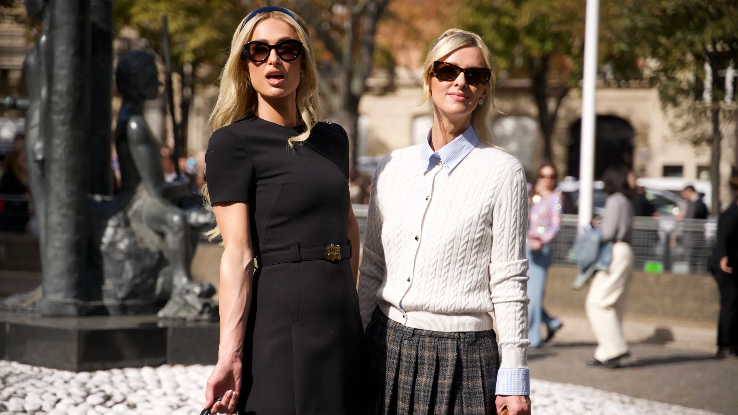 Paris Hilton und Nicky Hilton bei der Miu Miu Fashion Show F/S 2024