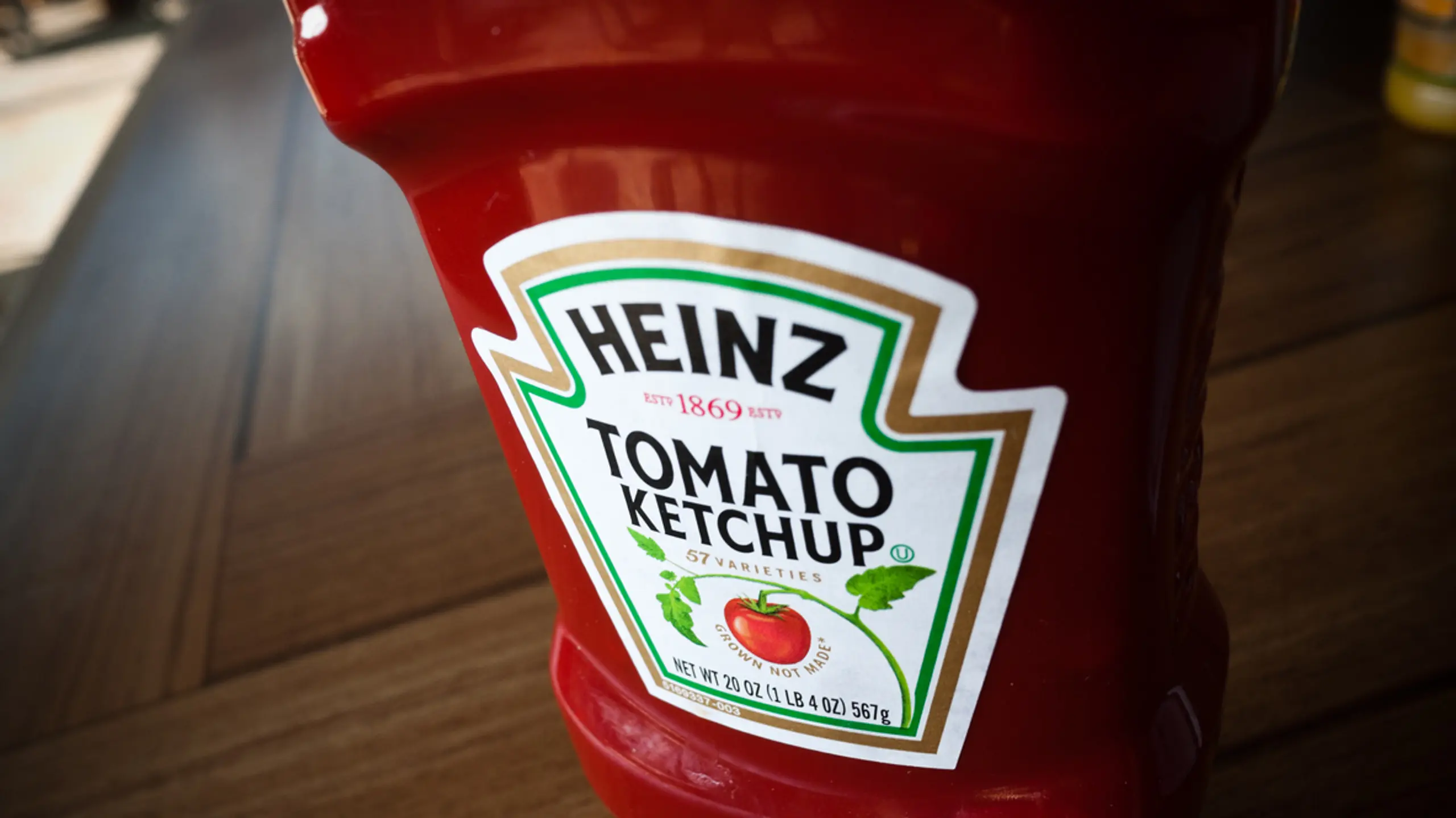 gruenstich-haar-entfernen-ketchup