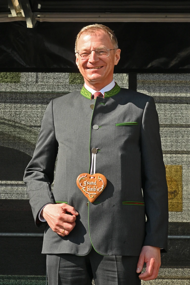 Thomas Stelzer mit Lebkuchenherz am Liebstattsonntag in Gmunden am 27.03.22.