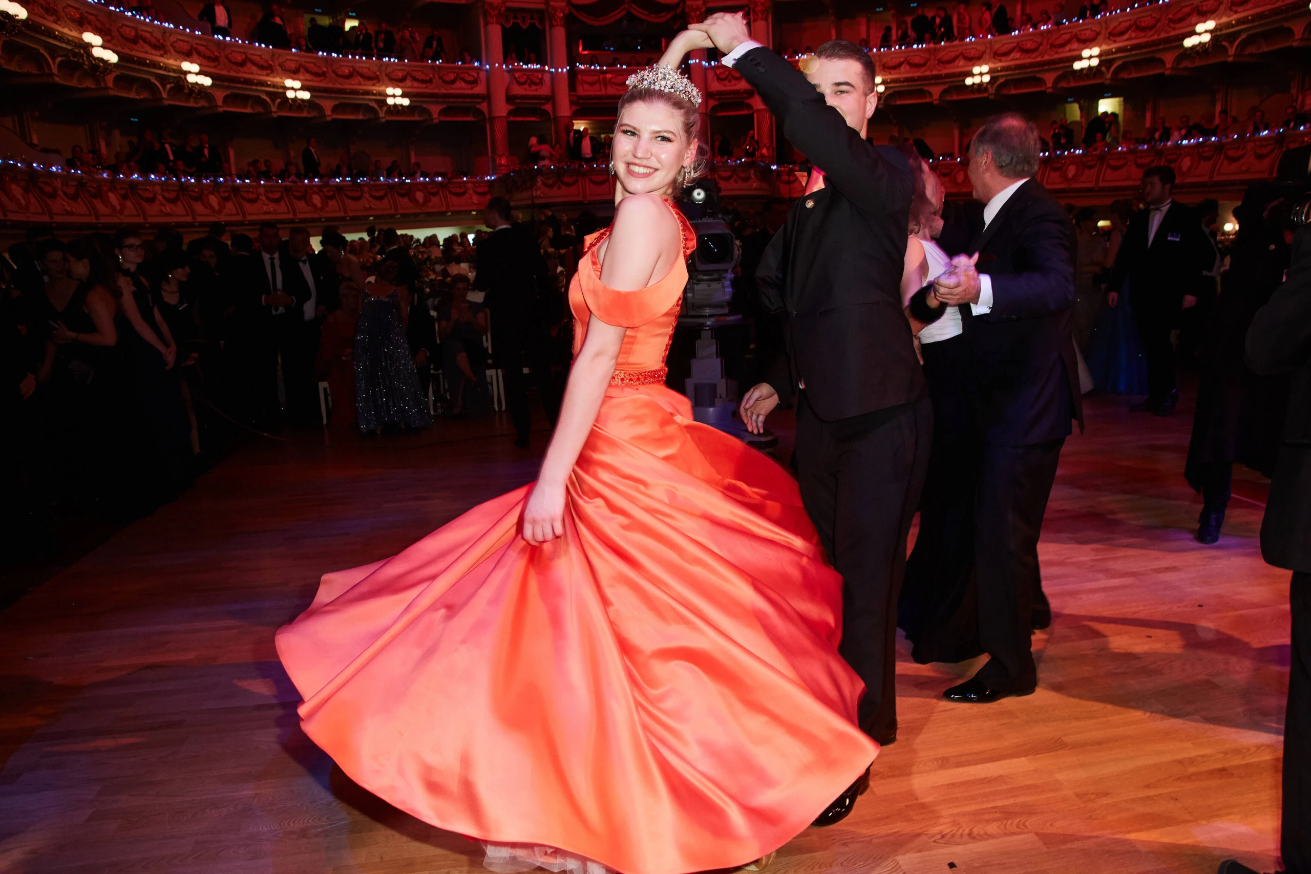 Lilith Maria Dörthe Becker auf der Tanzfläche beim 15. SemperOpernball 2020 in der Semperoper in Dresden.