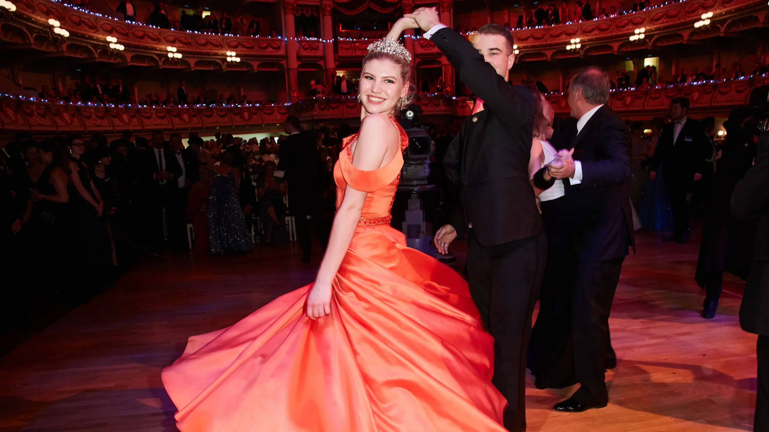 Lilith Maria Dörthe Becker auf der Tanzfläche beim 15. SemperOpernball 2020 in der Semperoper in Dresden.