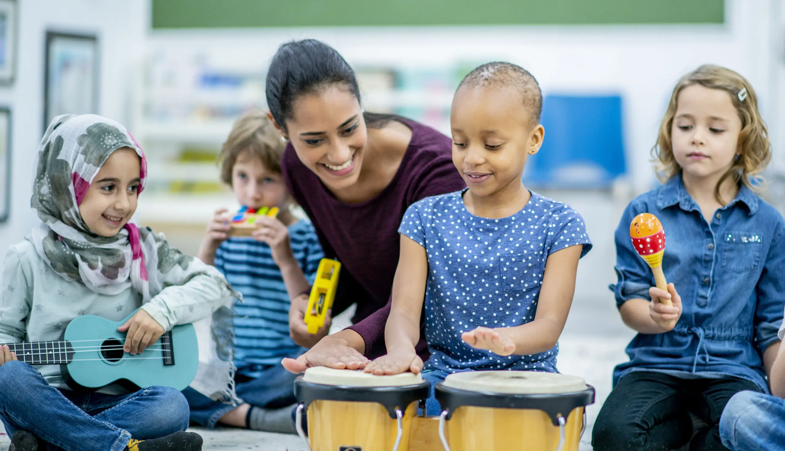 Kinder und Lehrerin in einer Waldorfschule