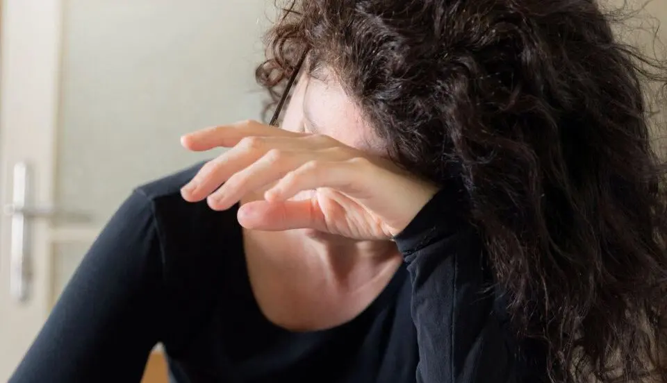 Mental Load: Eine Frau verzweifelt aufgrund der Belastung im Alltag.