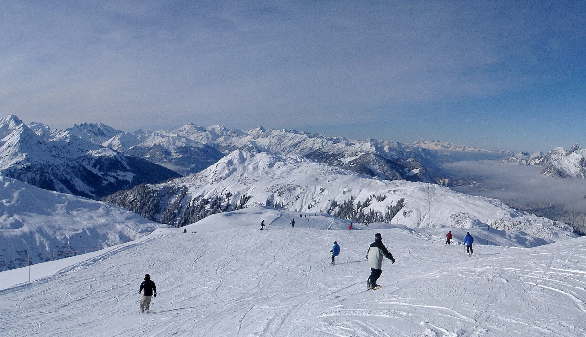 Der Ausblick von der Abfahrt des Sonnenkopf Skigebietes in Vorarlberg.