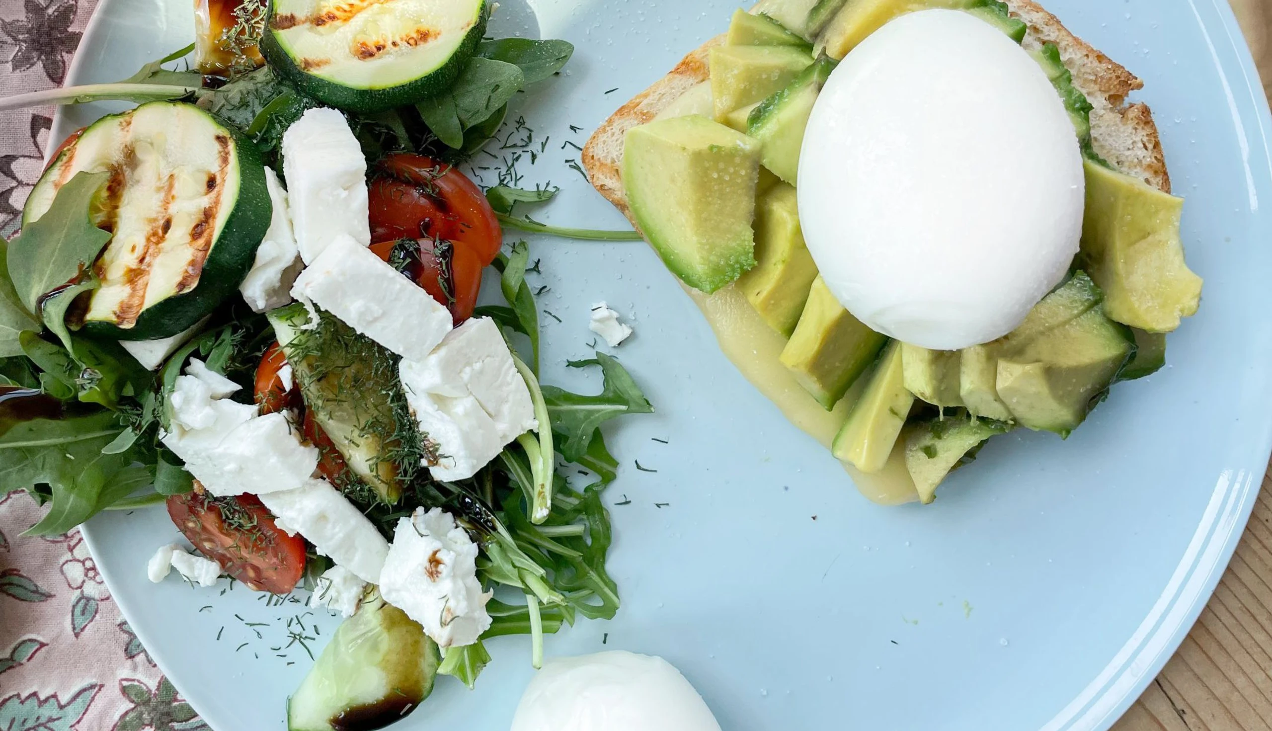 Avocado und Eier passen zur Ketodiät und passen zur ketogenen Ernährung