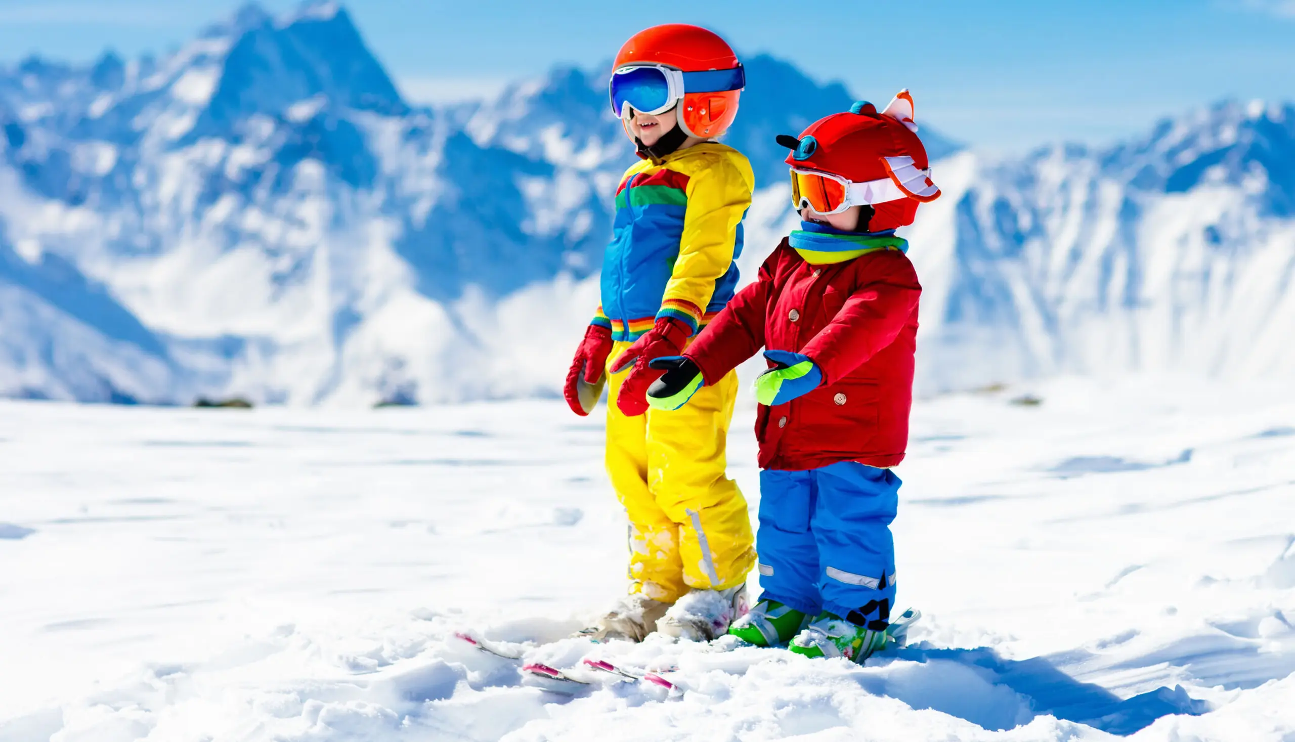 Kleinkinder fahren Ski.