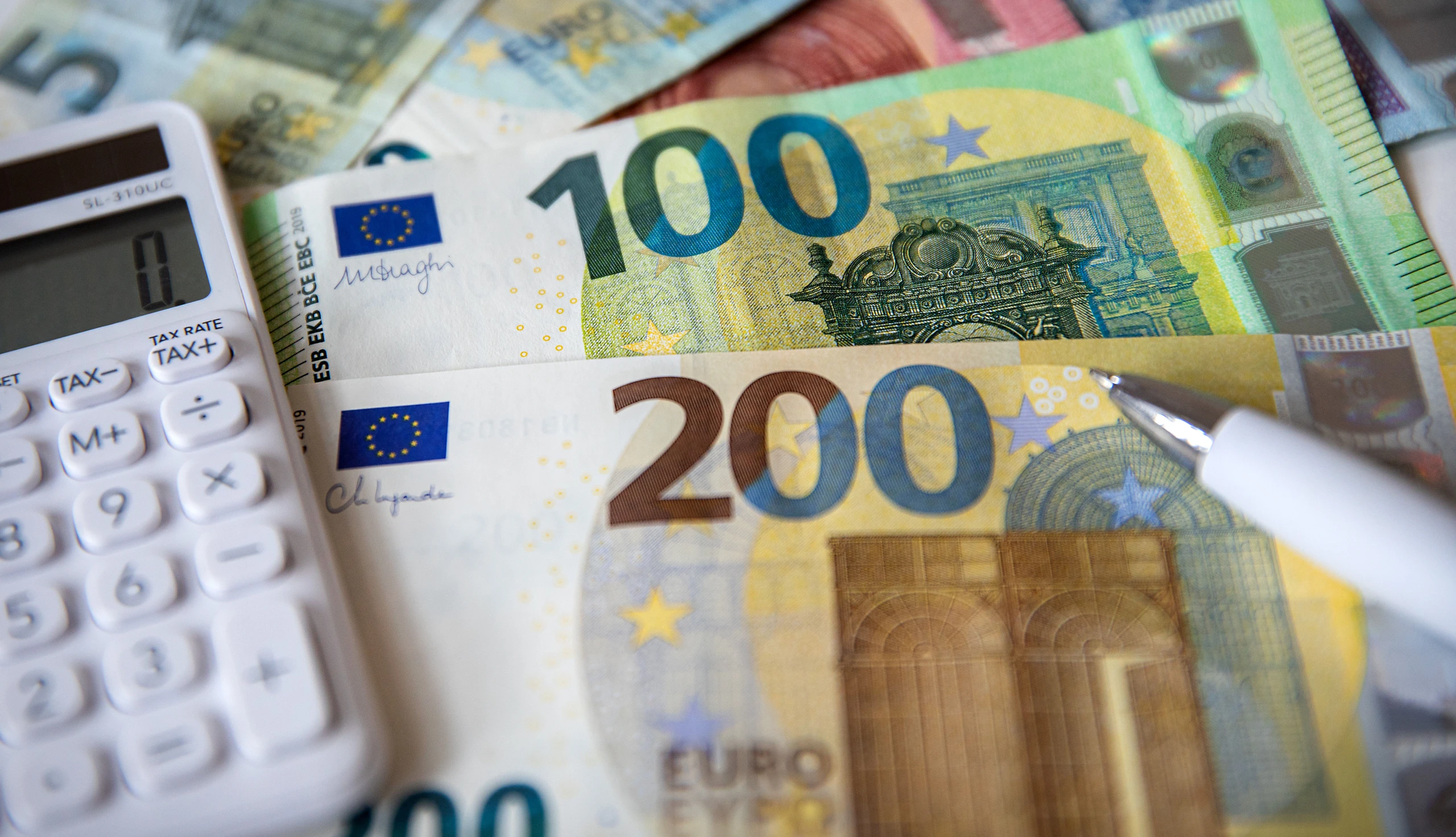 Euro-Scheine und Taschenrechner: Wie viel Gehalt steht mir zu?