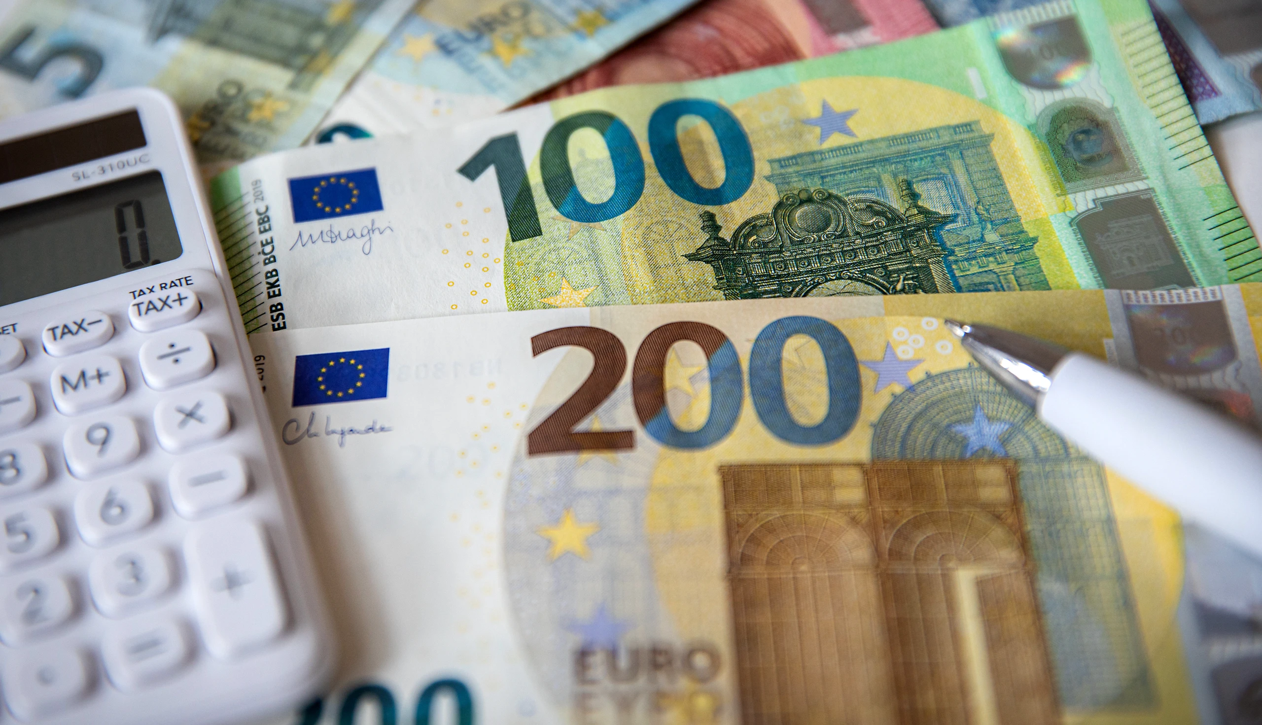 Euro-Scheine und Taschenrechner: Wie viel Gehalt steht mir zu?