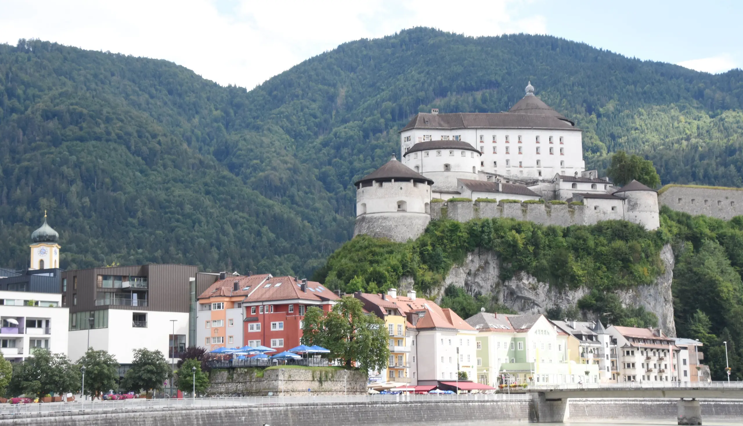 Der Blick auf die Festung Kufstein von der Uferpromenade.