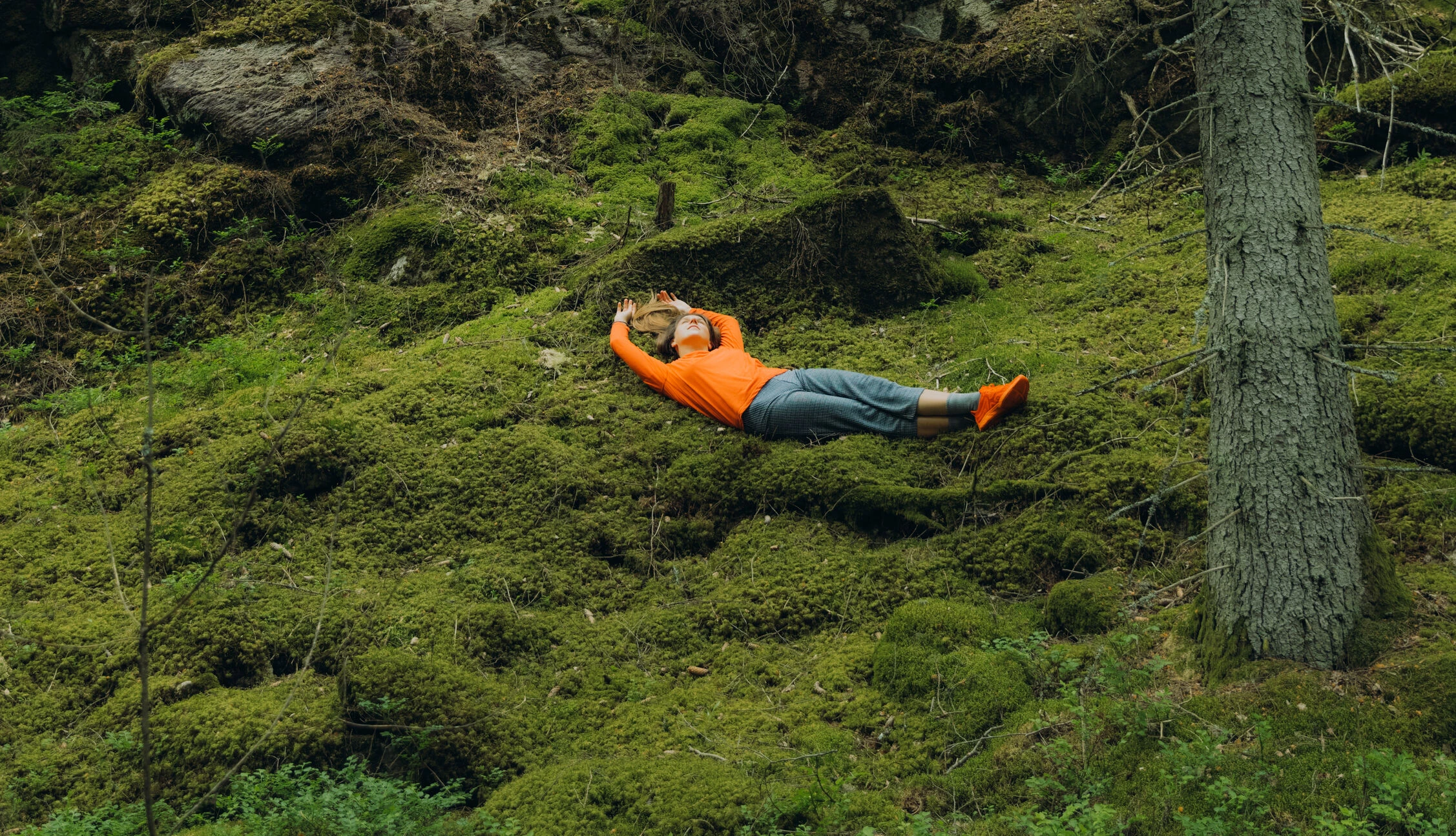 Entspannung: Frau liegt in der Natur und entspannt