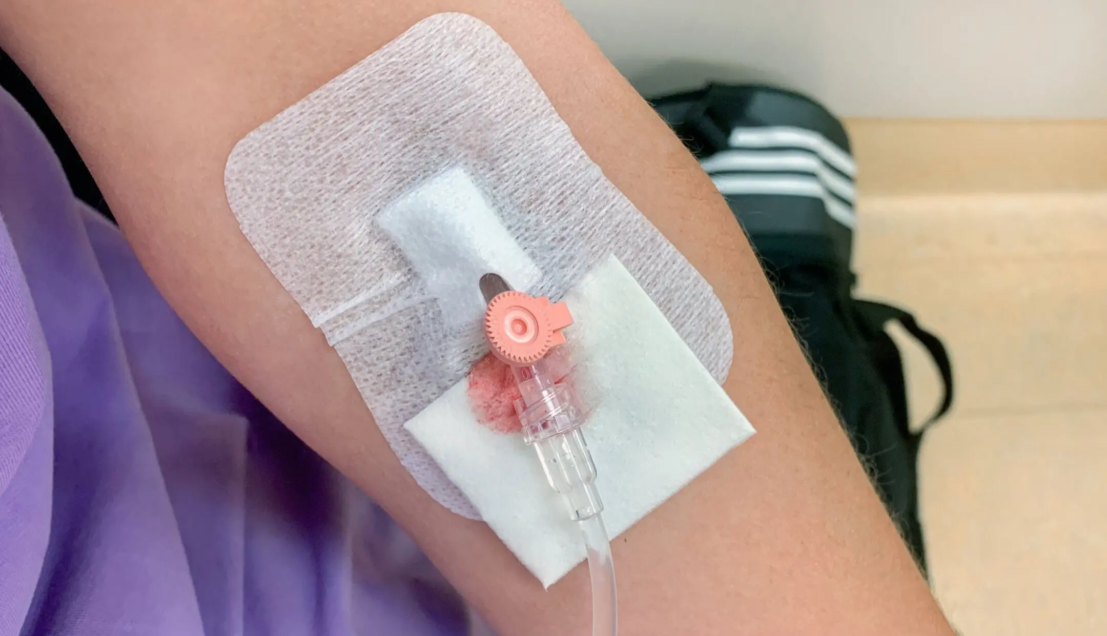 Das Legen einer Infusion gehört auch zu den Bereichen einer Krankenschwester/ eines Krankenpflegers