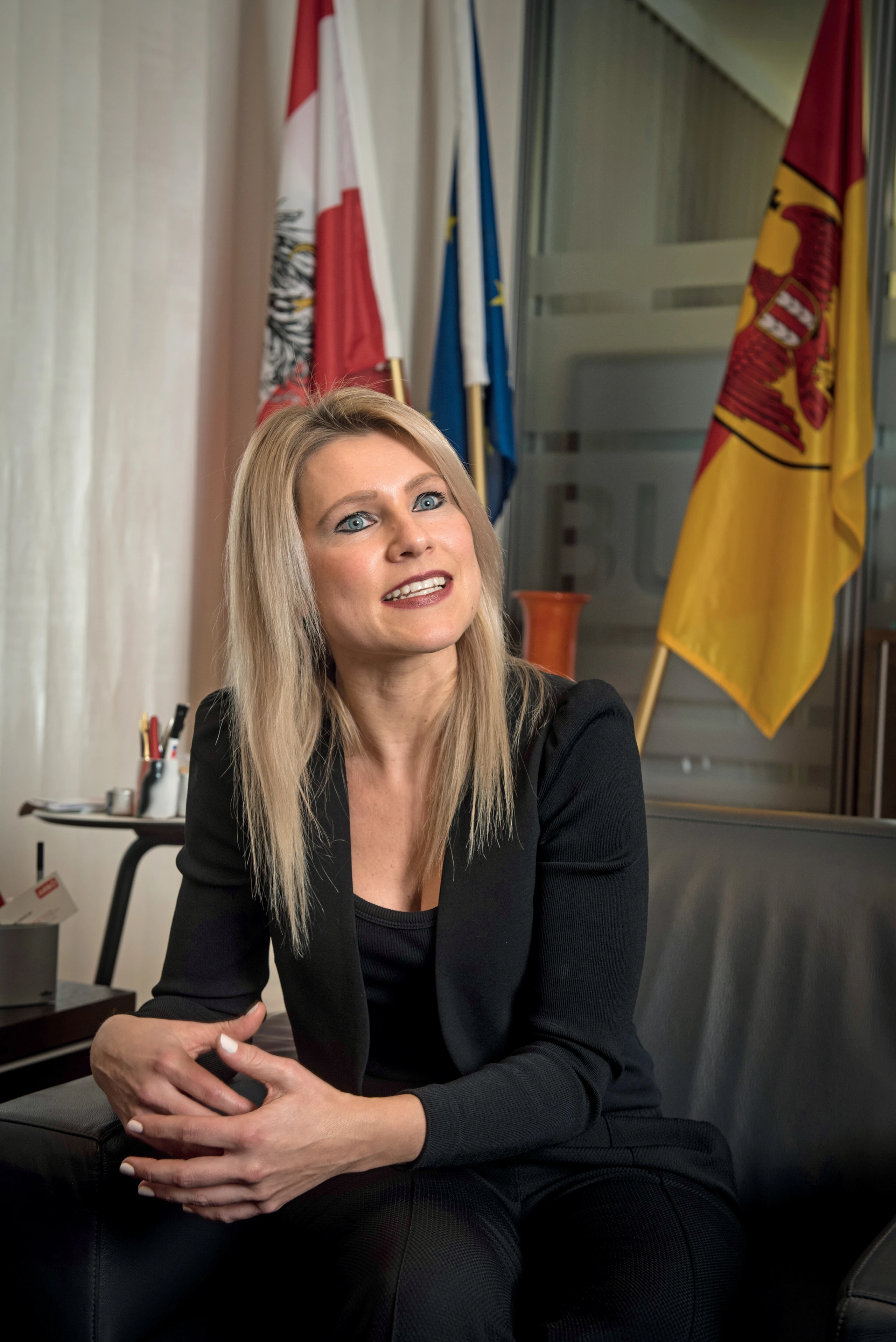 © Ricardo Herrgott Blurred image background