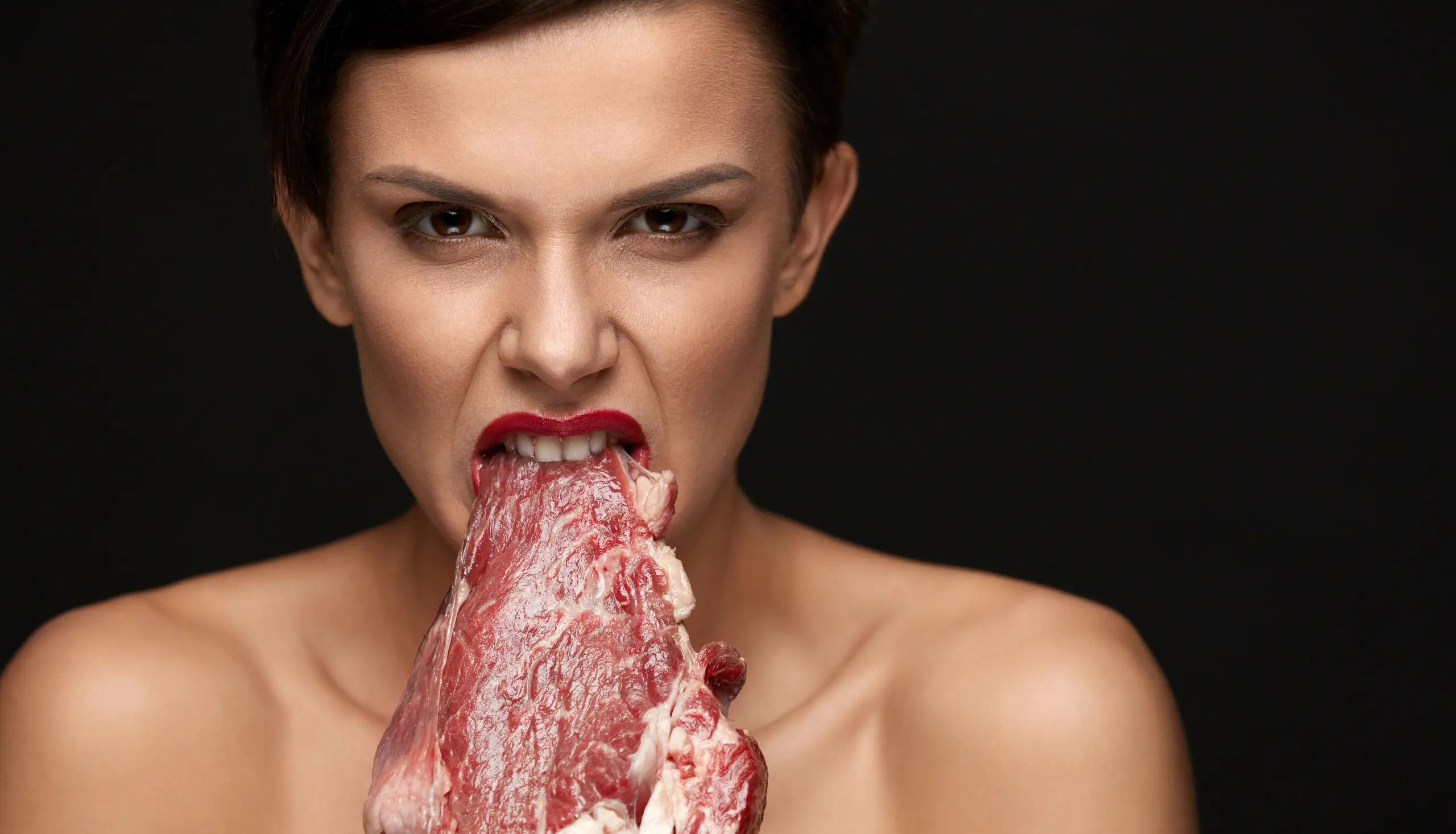 Frau isst rohes Fleisch