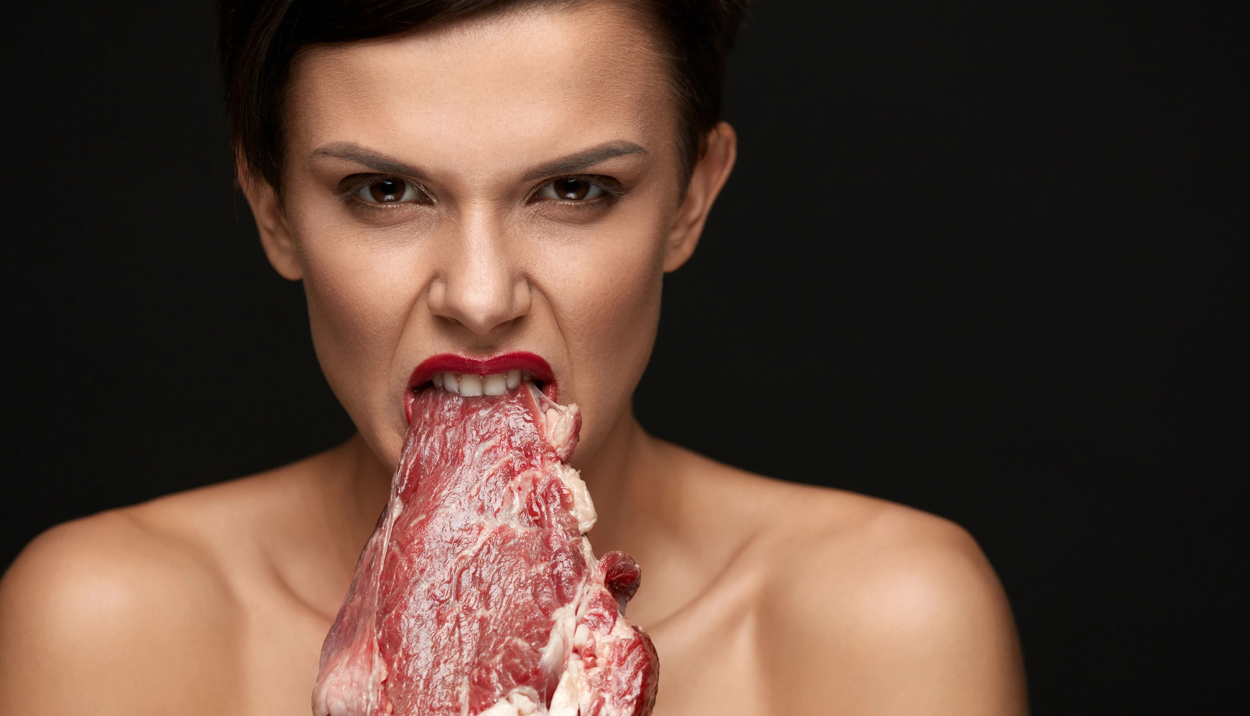 Frau isst rohes Fleisch