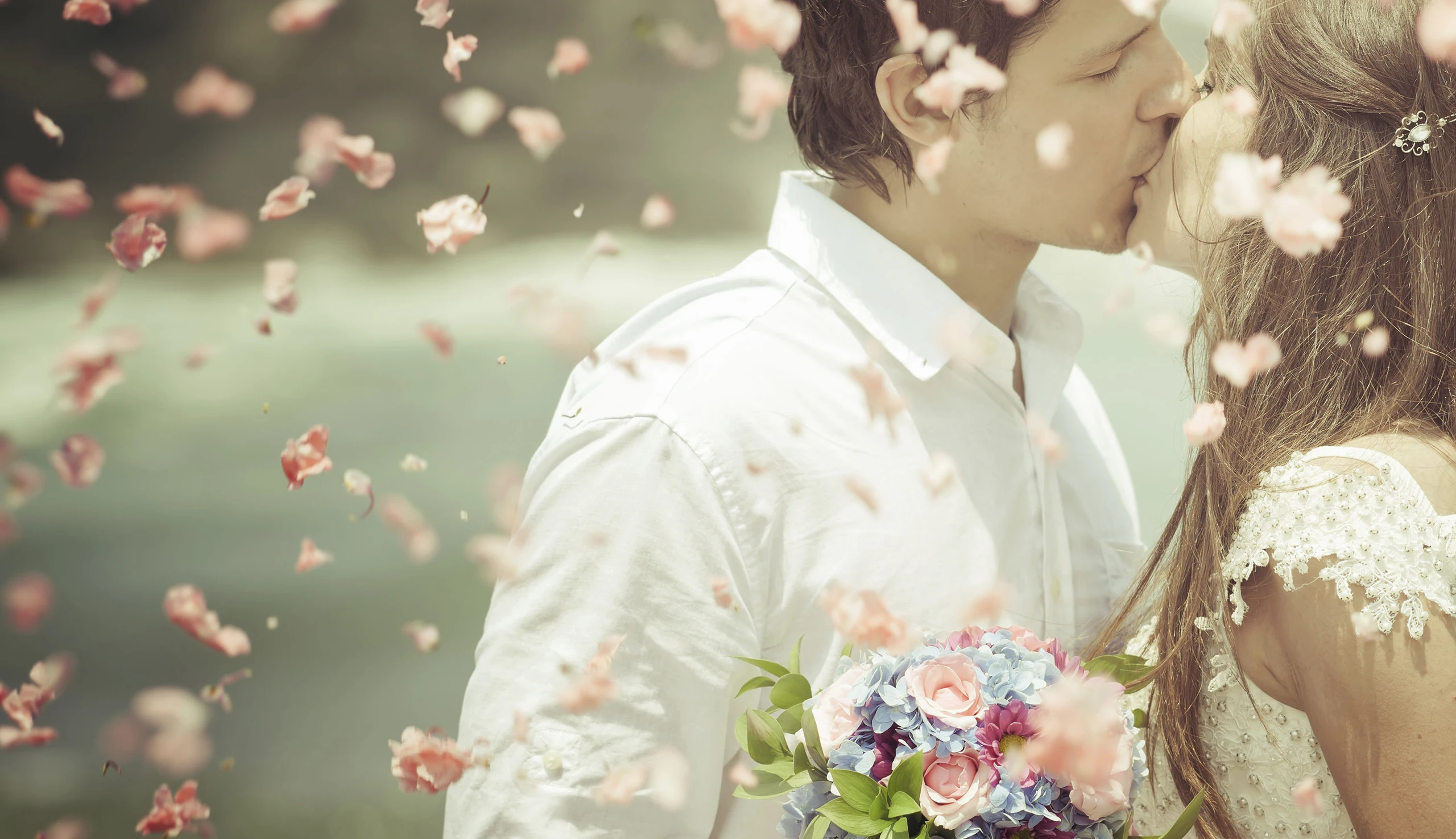 Hochzeit - Mann und Frau küssen sich