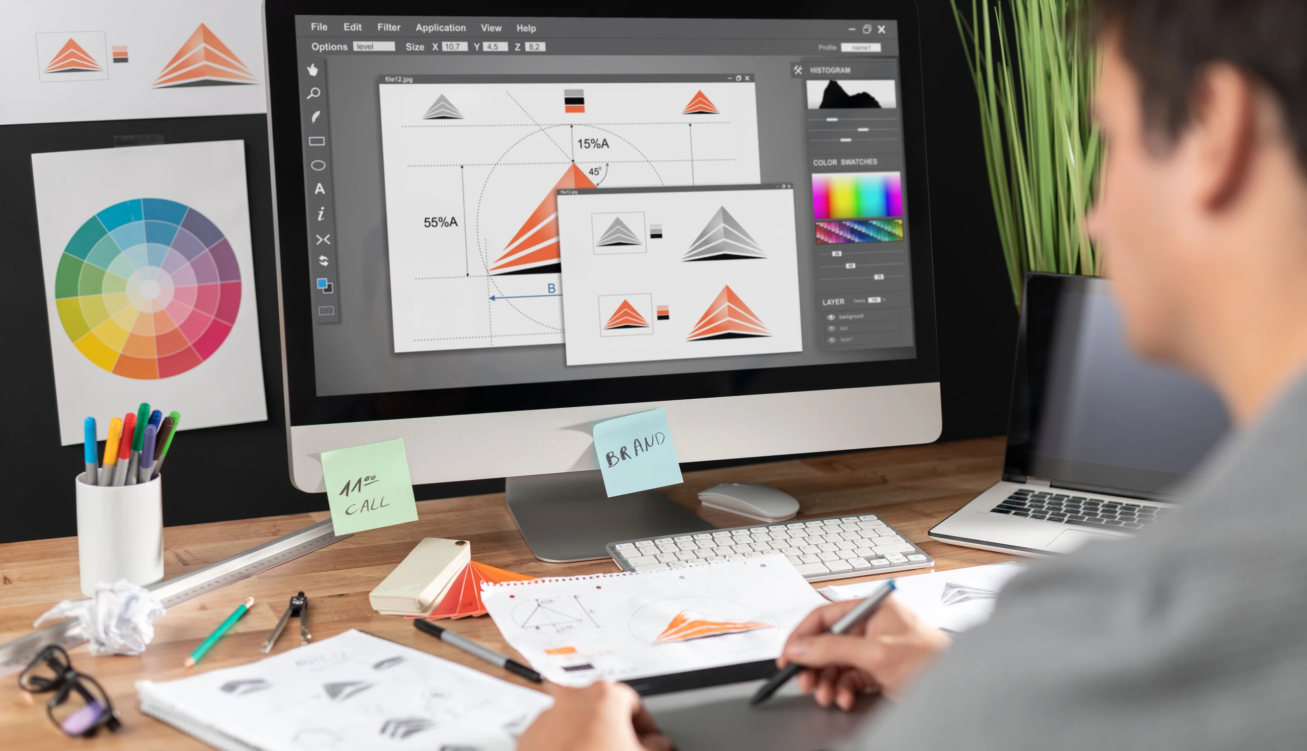 Grafiker:in bei der Arbeit am Computer