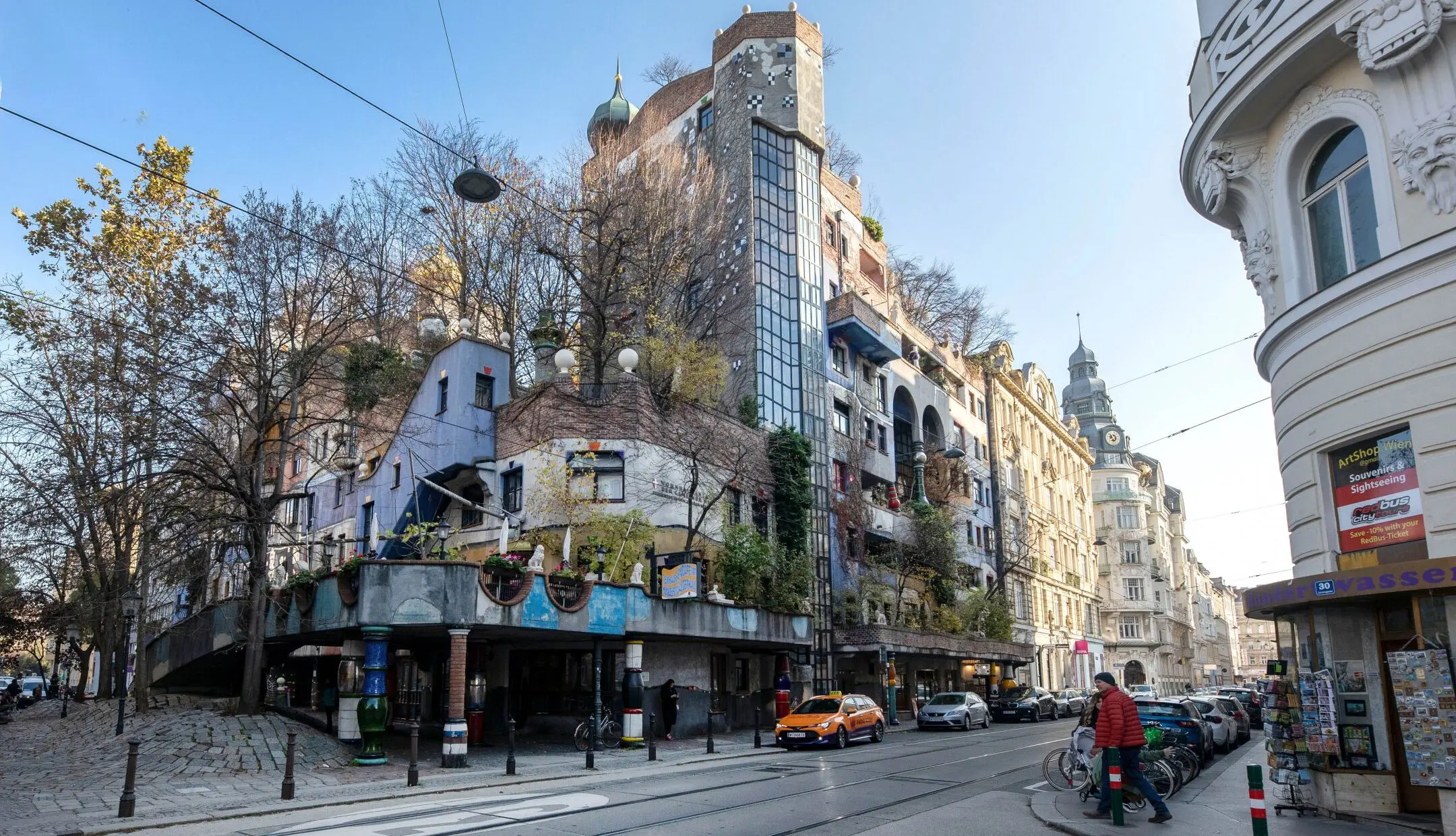 Blick auf das Hundertwasserhaus von der anderen Straßenseite.