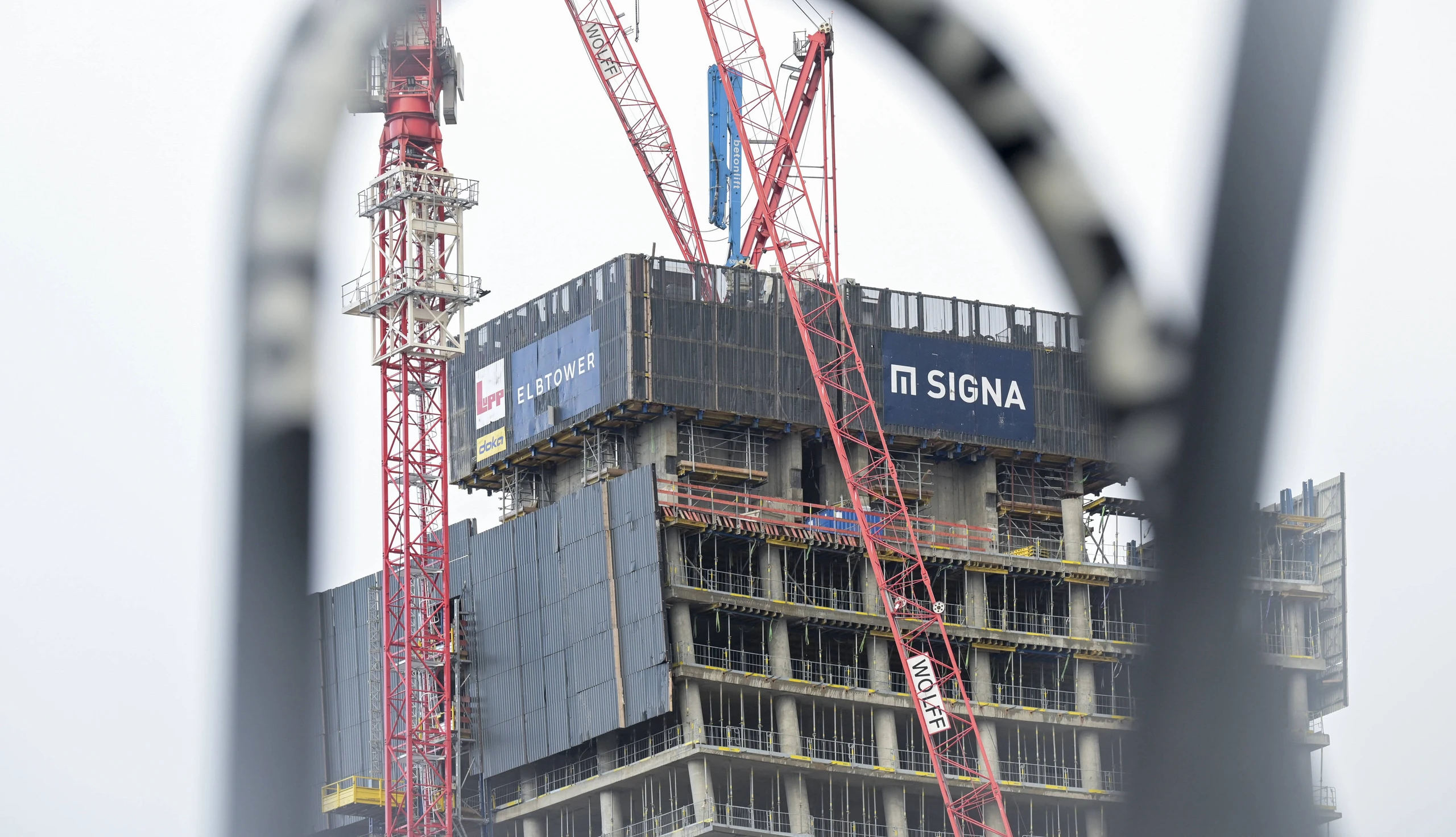 Signa Gruppe baut den Elb Tower in Hamburg.