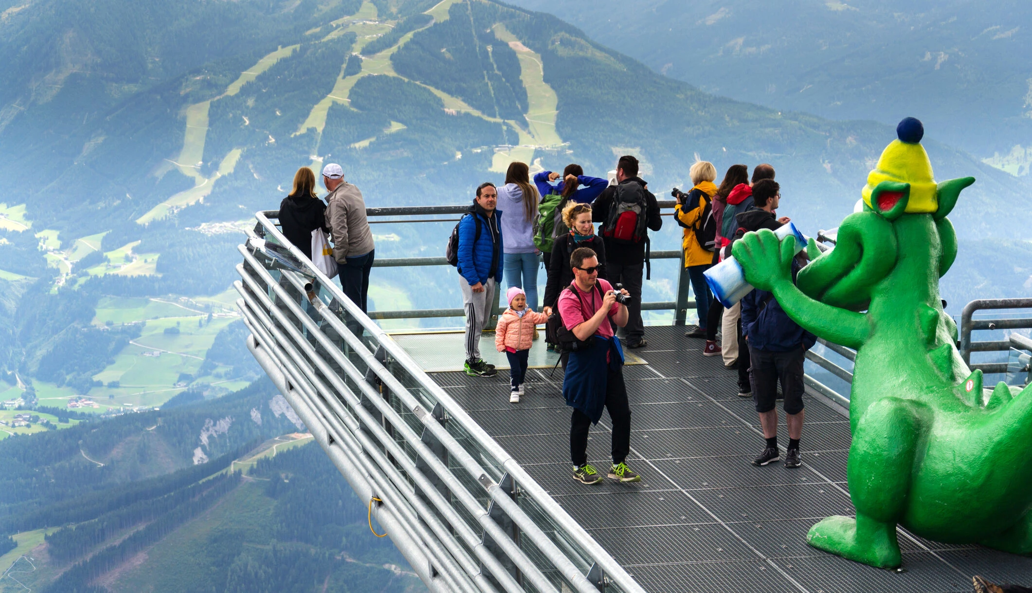 Touristen und Touristinnen spazieren auf dem Dachstein Sky Walk in der Ramsau am Dachstein.