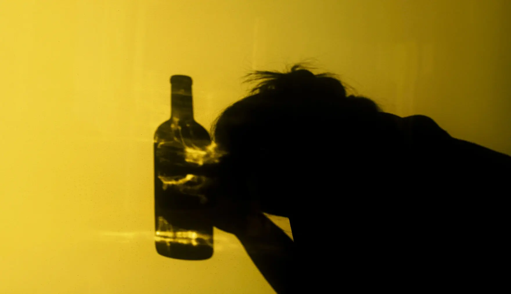 Frau mit Flasche