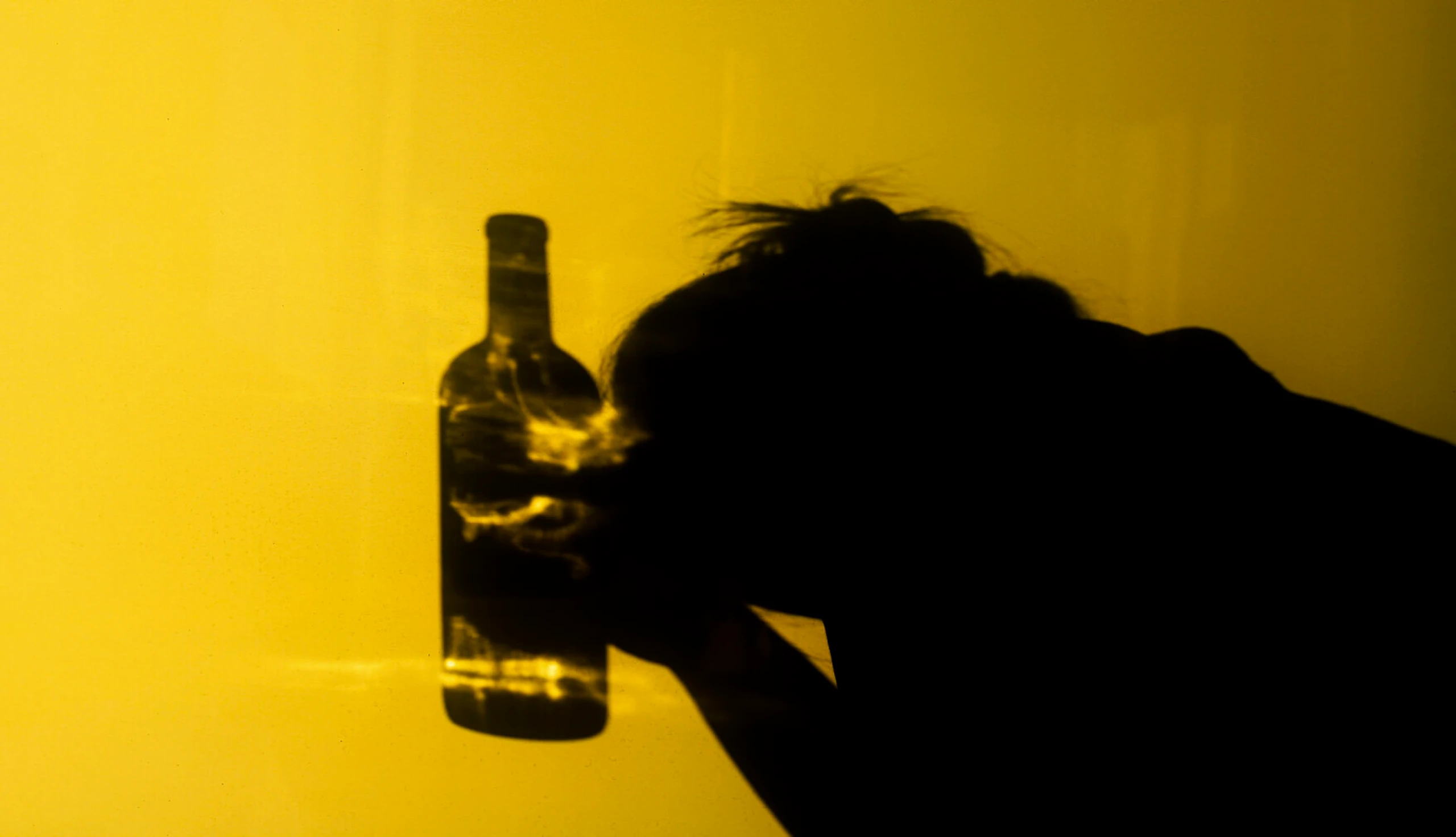 Frau mit Flasche