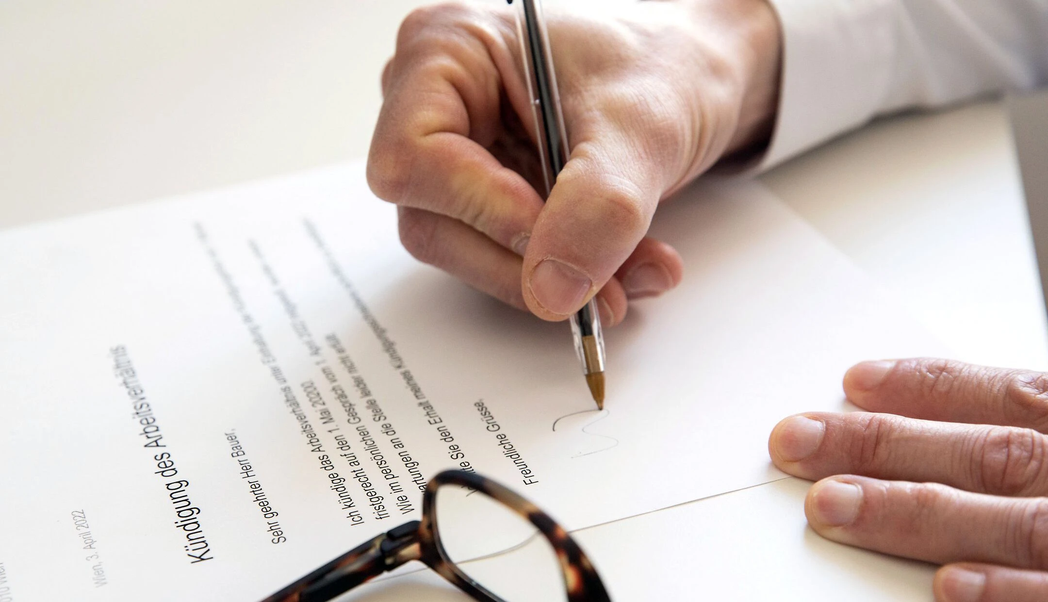 Die Arbeit von Lektoren ist heute vielmehr digital als handschriftlich. (Symbolbild)