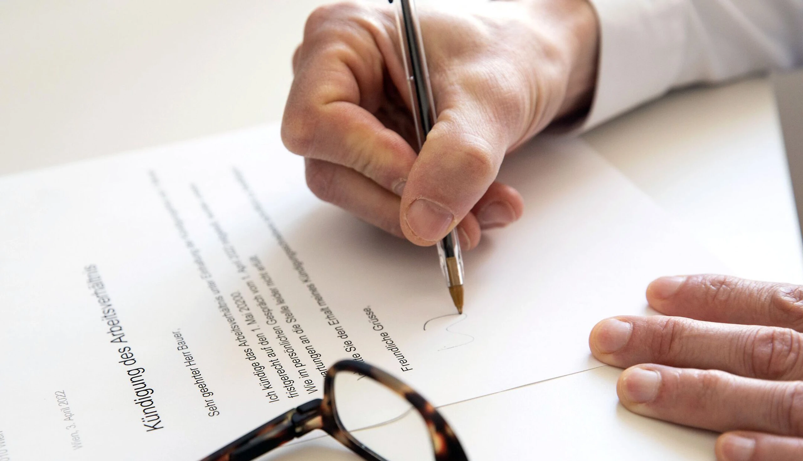 Die Arbeit von Lektoren ist heute vielmehr digital als handschriftlich. (Symbolbild)