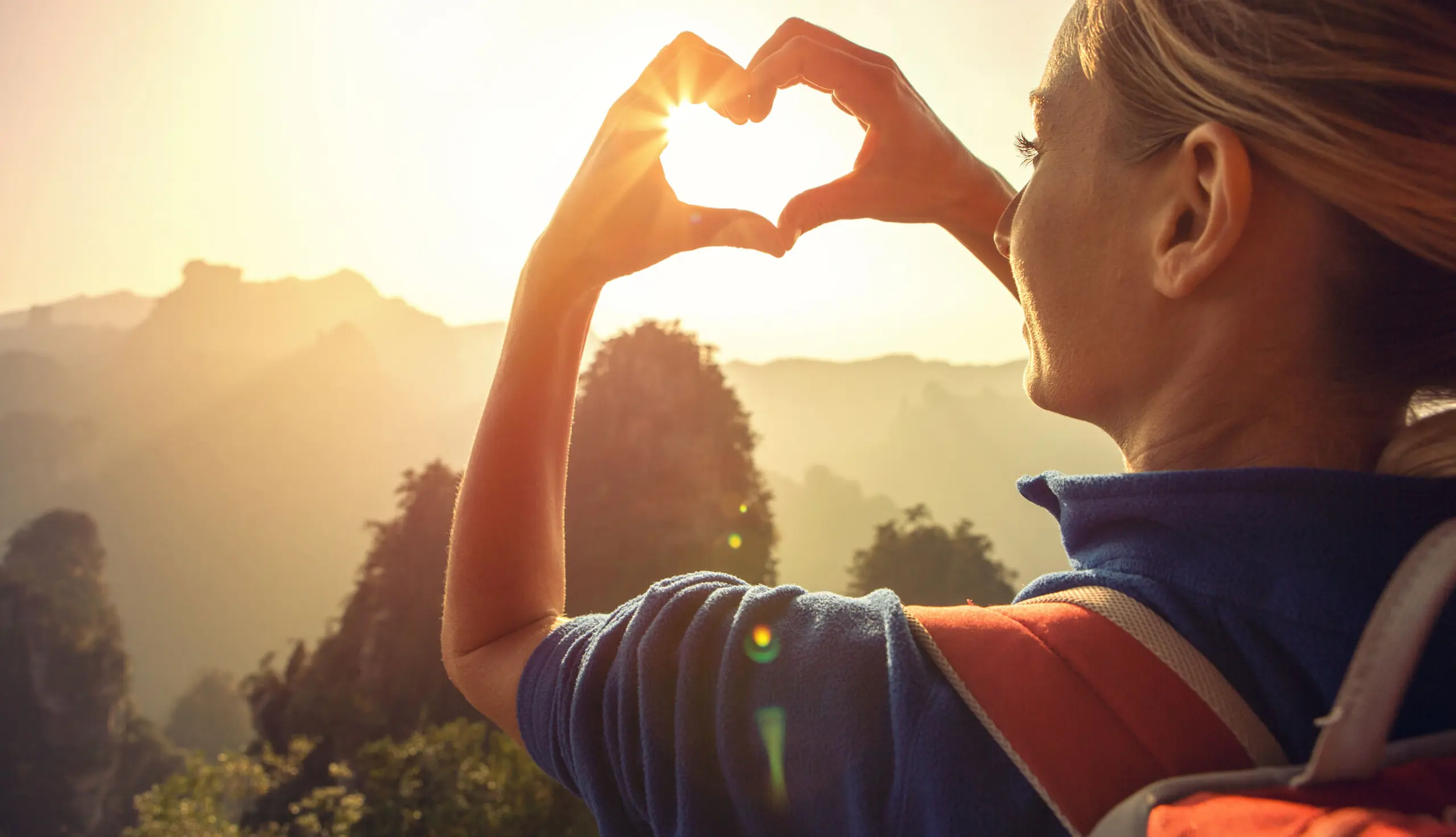 Eine junge Frau bewundert die Natur