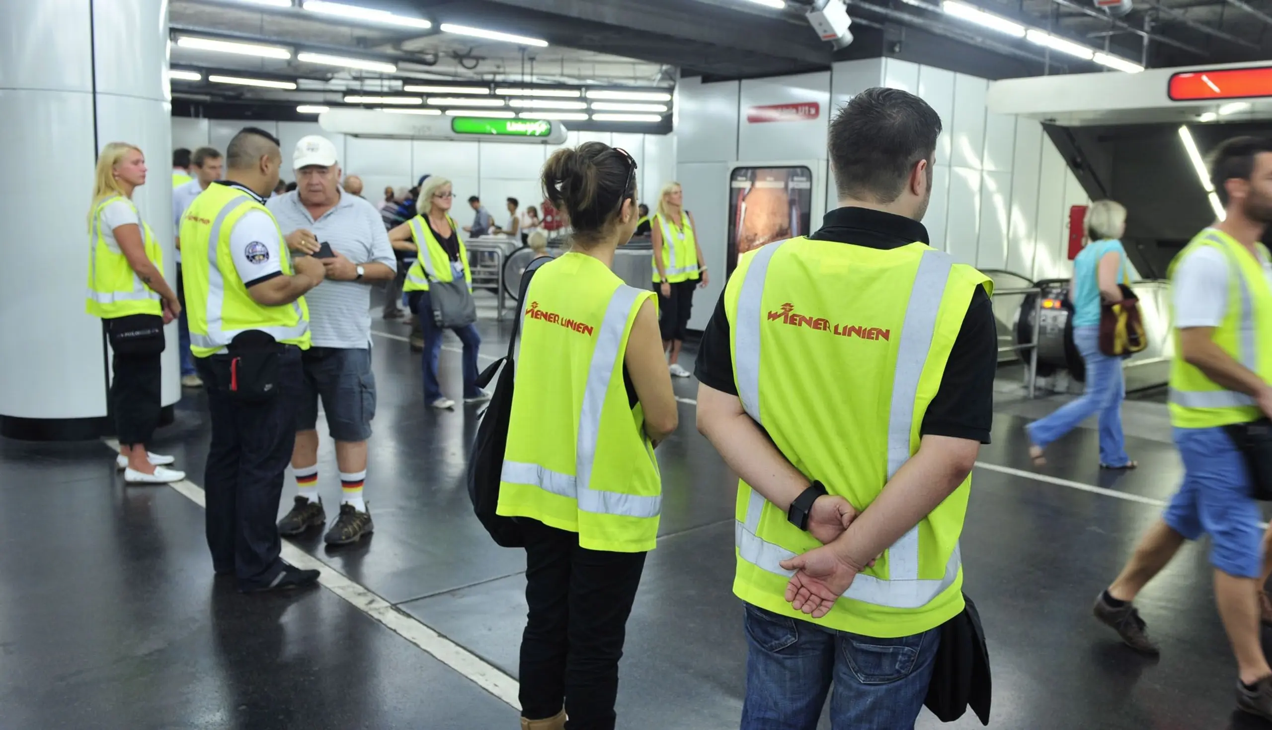 Mitarbeiter der Wiener Linien kontrollieren die Fahrgäste.