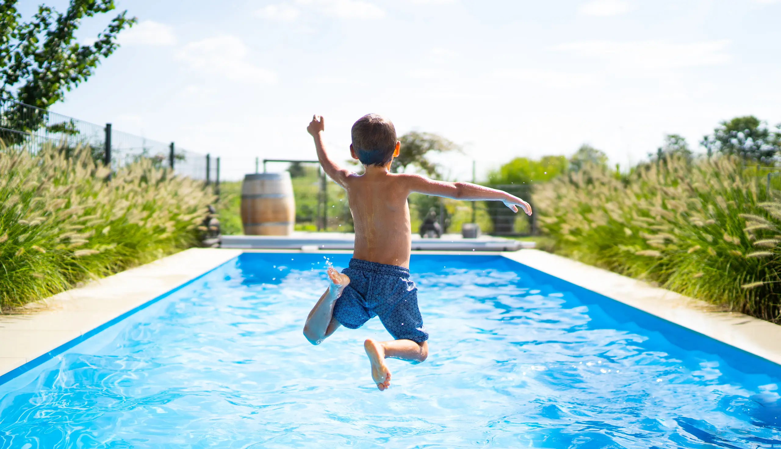 Bub springt in den eigenen Pool