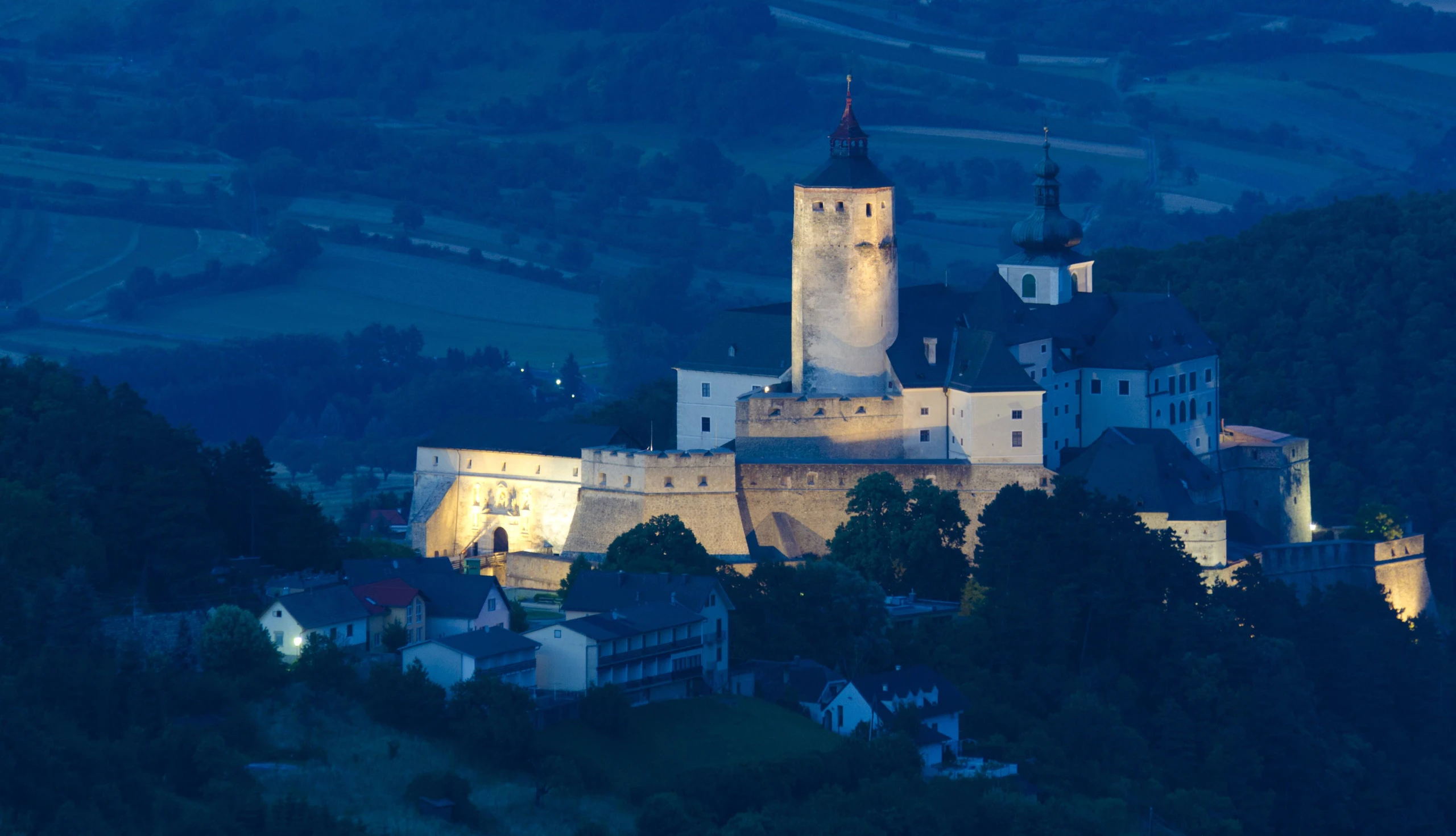 Die Burg Forchtenstein wird nachts malerisch beleuchtet.