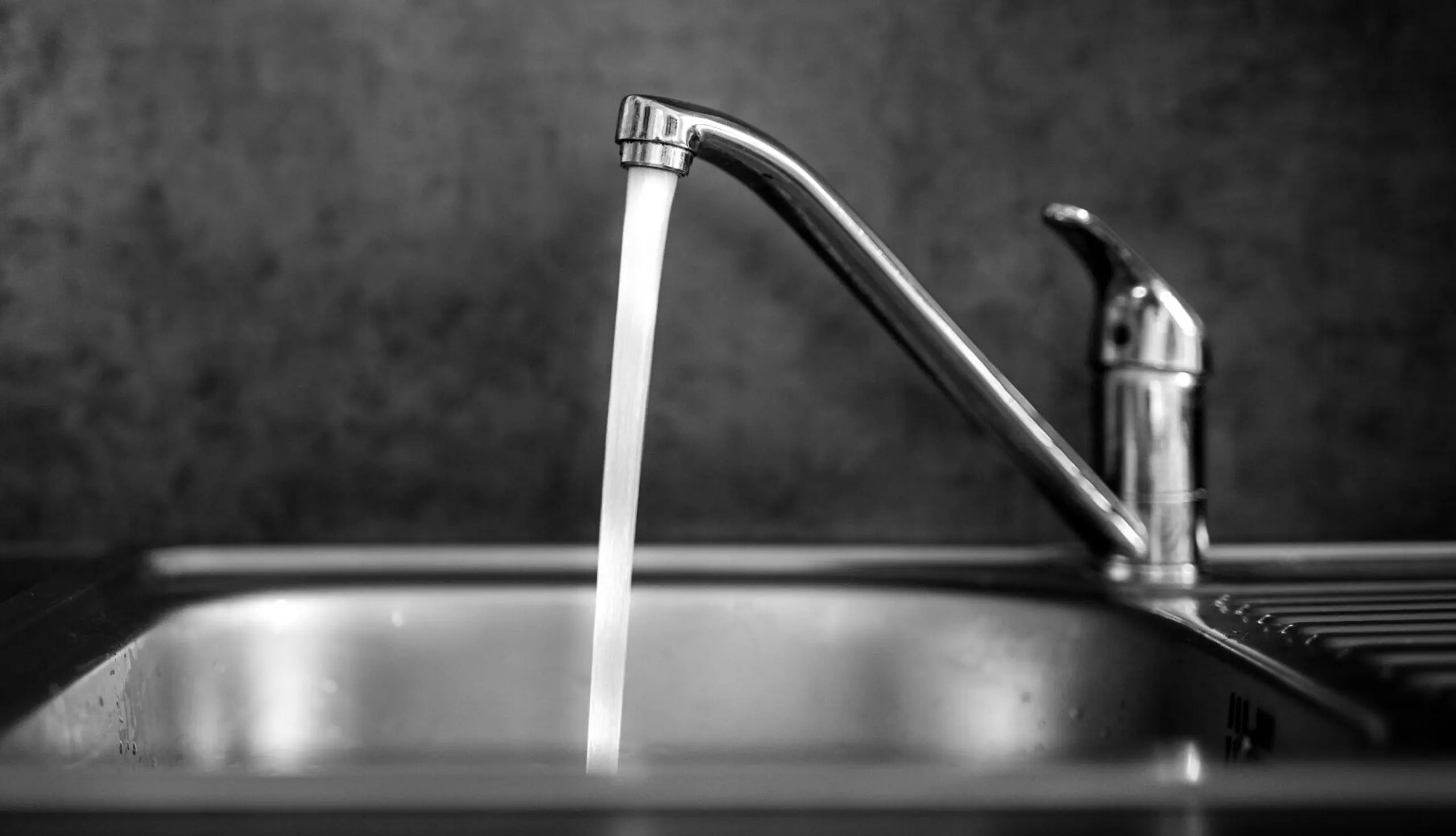 Ein Wasserhahn, der den Wasserverbrauch im Haushalt symbolisiert.