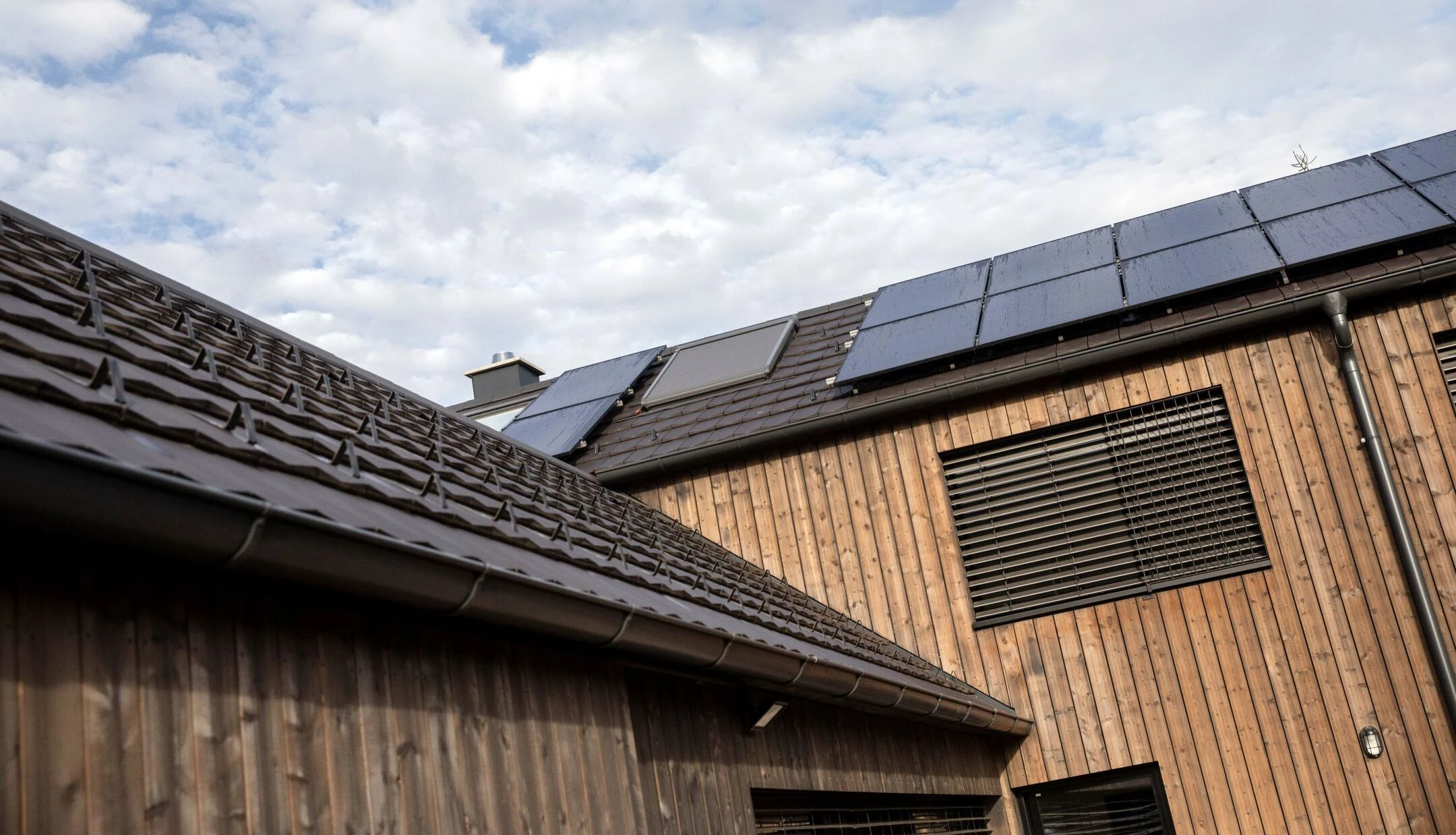 Nachhaltiges Bauen - Ein Haus mit einer Photovoltaik-Anlage.