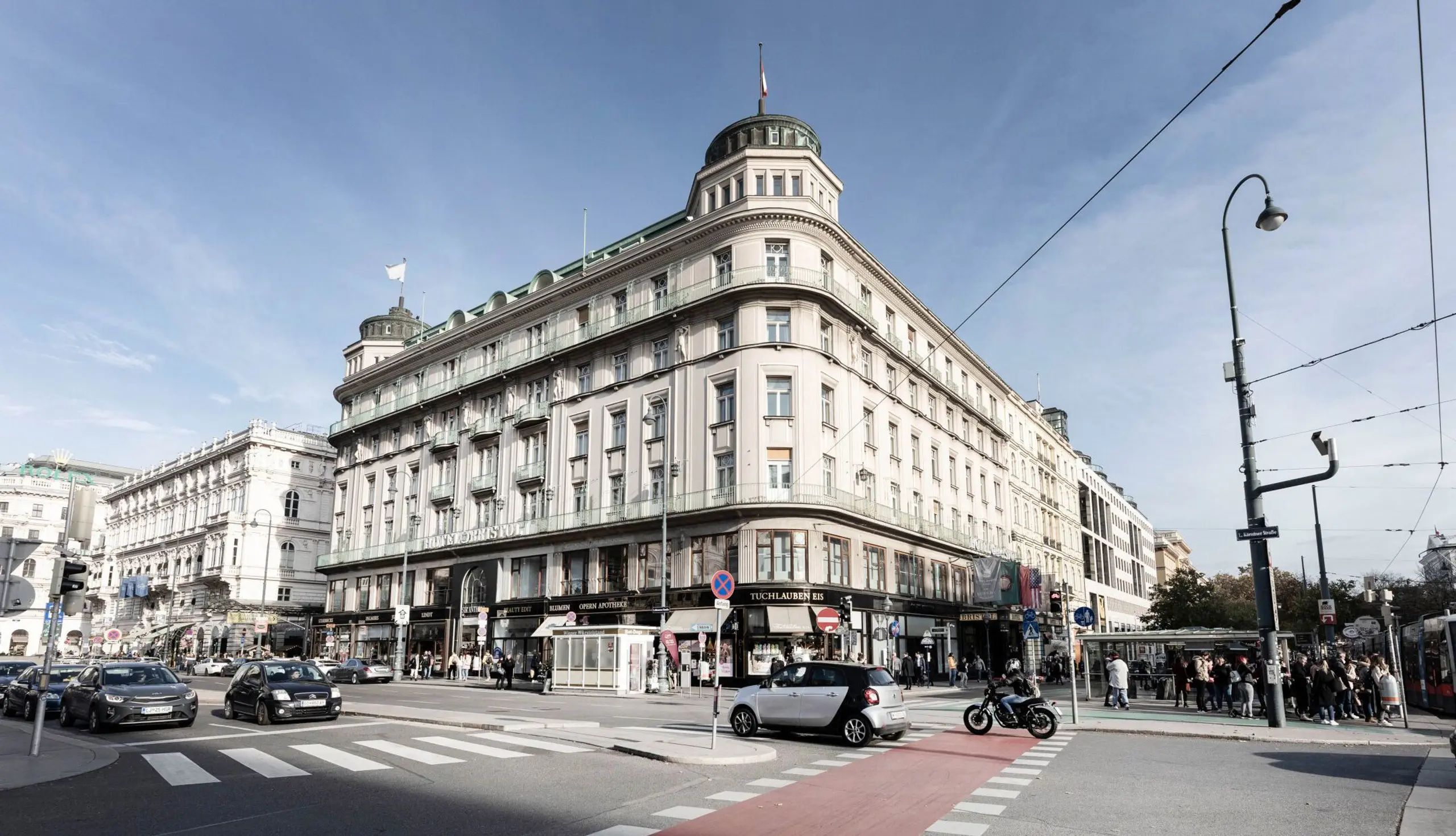 Ein Blick auf das Hotel Bristol von der anderen Straßenseite