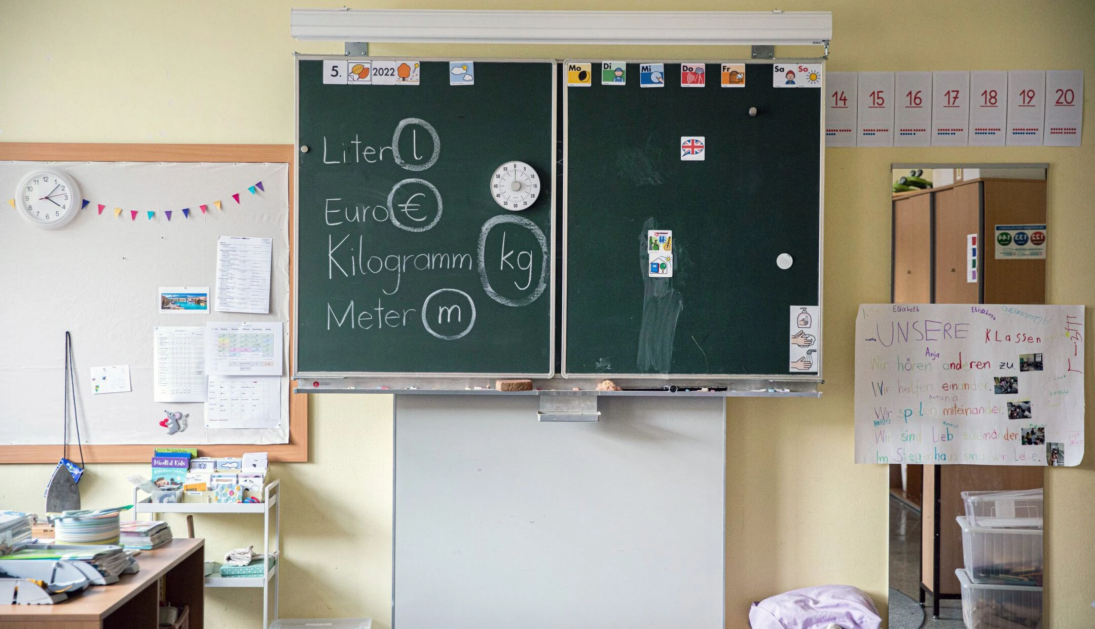 Die Volksschule beginnt in der ersten Klasse mit Lese- &amp; Schreibübungen an der Tafel.