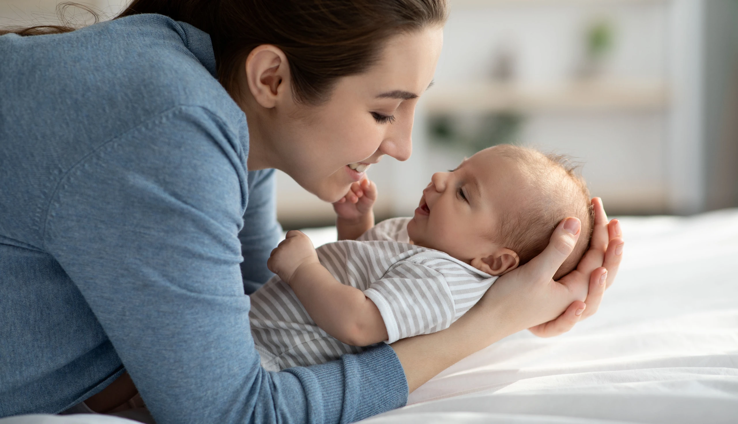 Entwicklungsschübe bei Kindern: Eine Mutter mit ihrem Baby